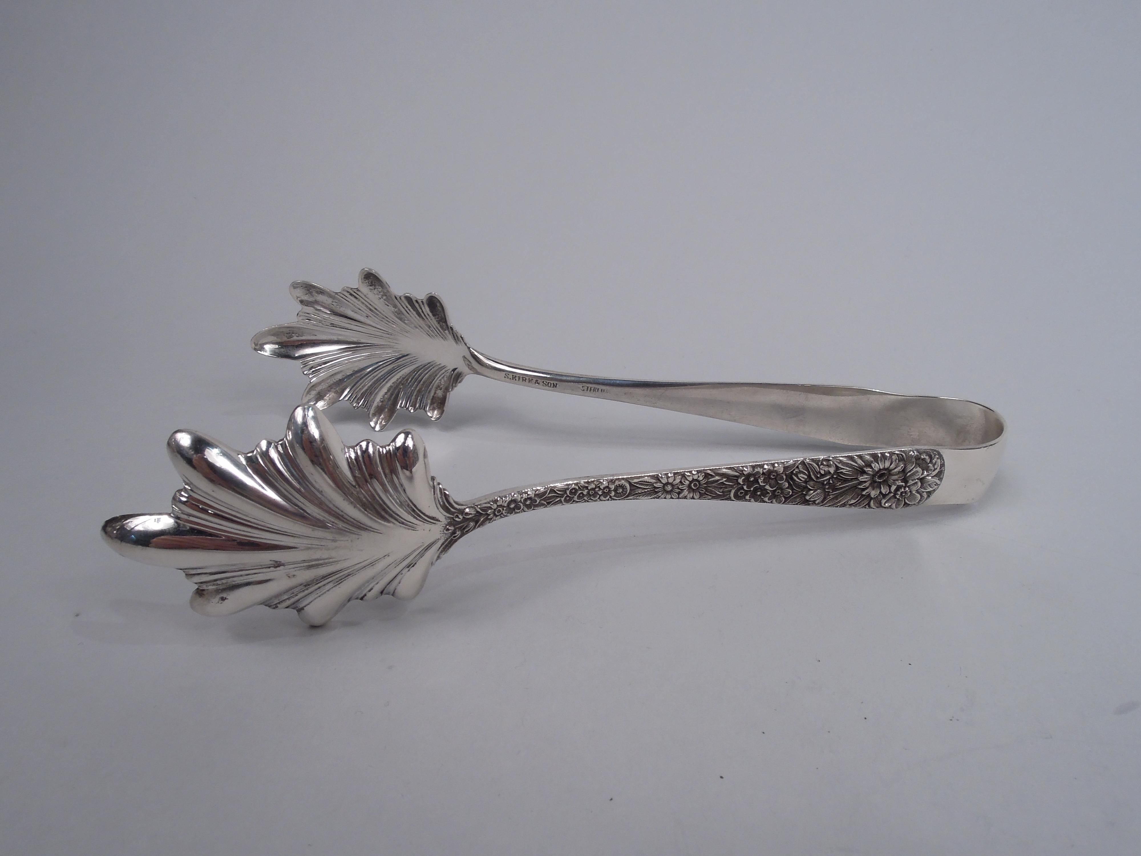 Coppia di pinze da ghiaccio in argento sterling Repousse. Prodotto da S. Kirk & Son a Baltimora. Forma a U applicata con fitti fiori e foglie in nitido rilievo; ganasce per le foglie. Completamente marcato, compreso il timbro del produttore