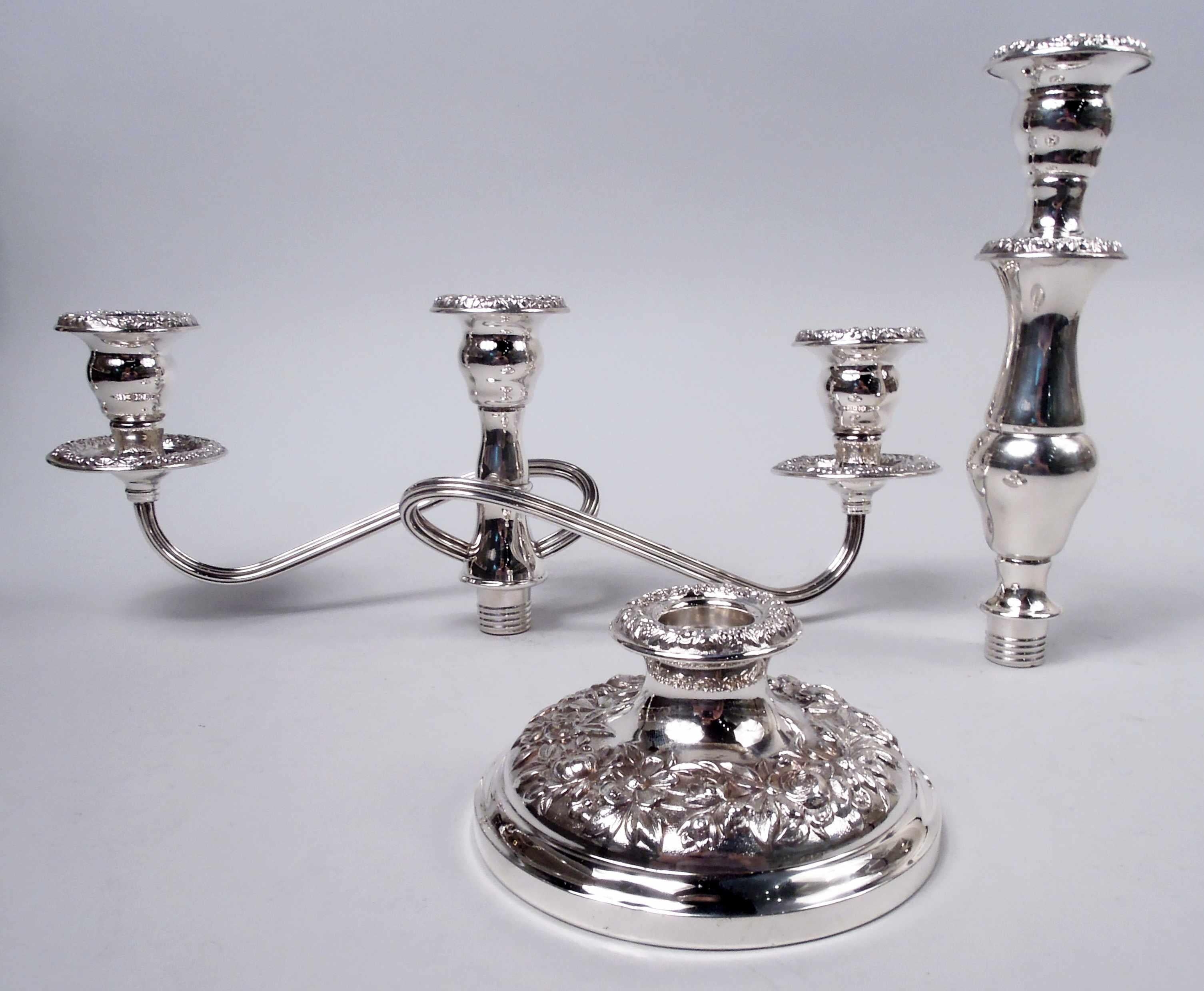 Paire de candélabres traditionnels à 3 lumières en argent sterling de style Baltimore. Fabriqué par S. Kirk & Son. Chaque : Tige de balustre avec brides ; pied bombé. Le socle central est monté sur un support en gaine sur lequel sont fixés deux bras