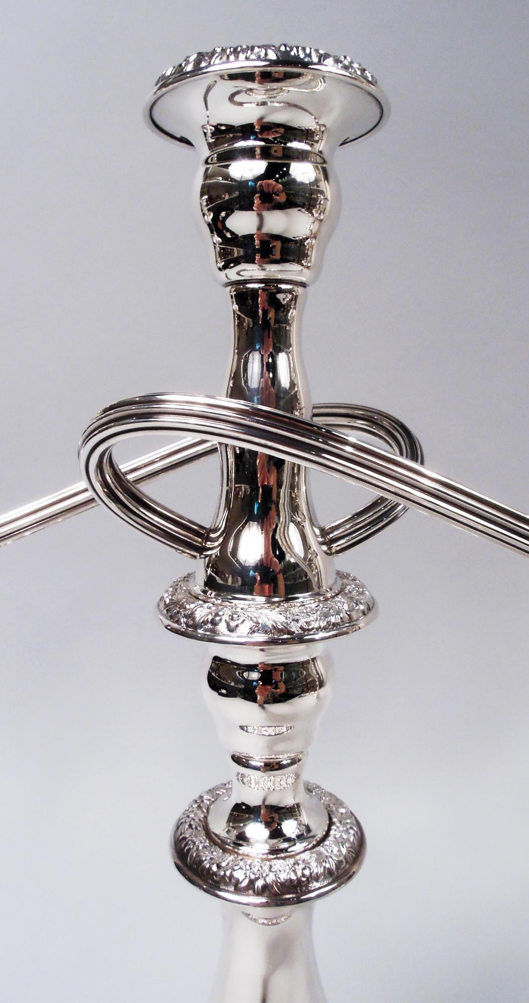 Édouardien Paire de candélabres traditionnels Kirk à 3 lumières repoussées de Baltimore en vente