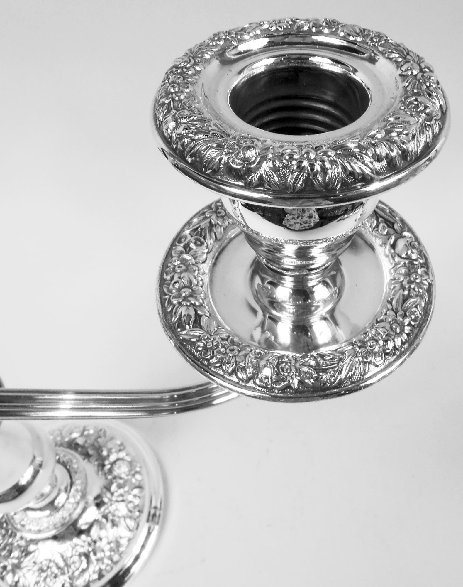 Américain Paire de candélabres traditionnels Kirk à 3 lumières repoussées de Baltimore en vente