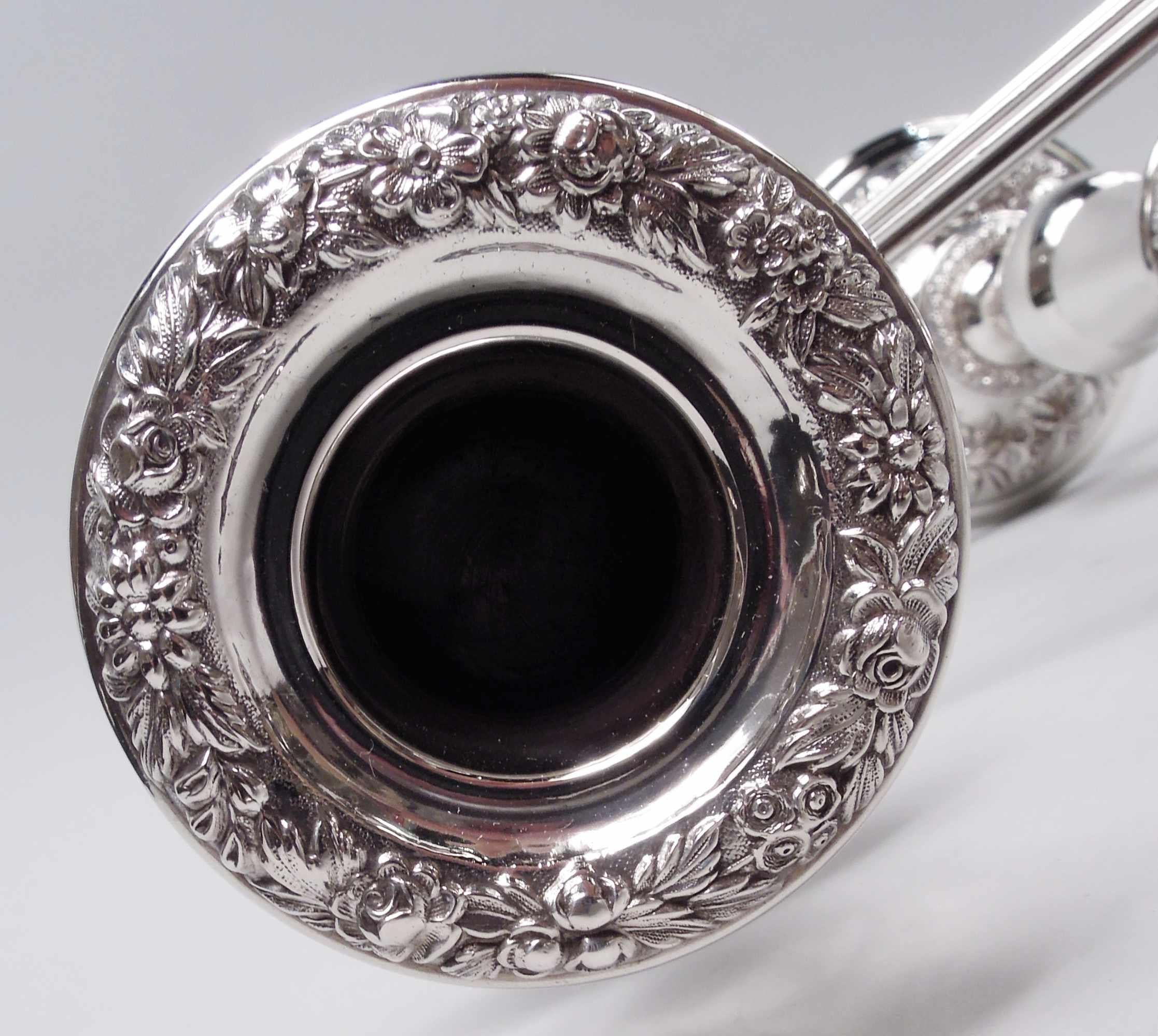 Repoussé Paire de candélabres traditionnels Kirk à 3 lumières repoussées de Baltimore en vente