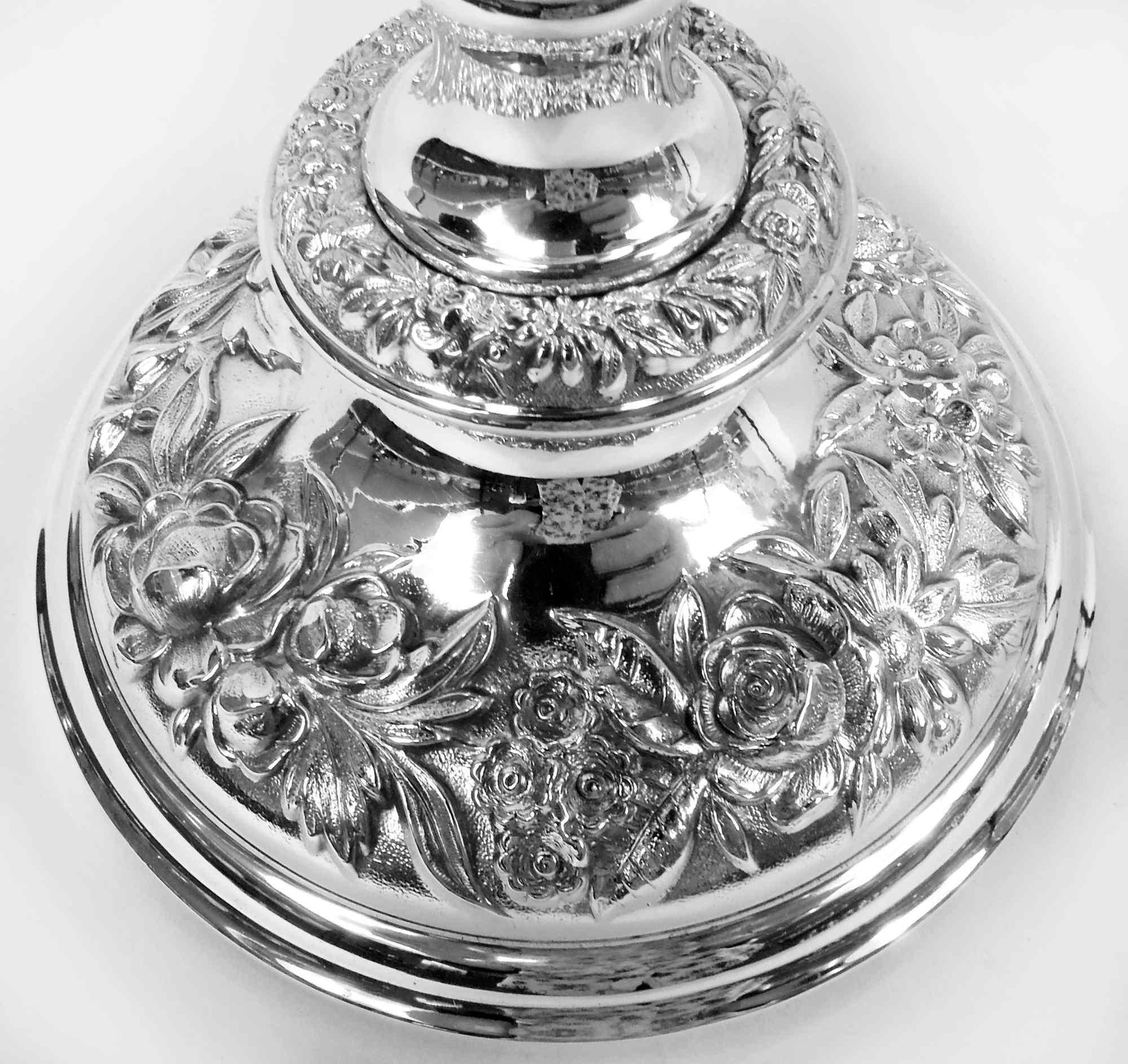 20ième siècle Paire de candélabres traditionnels Kirk à 3 lumières repoussées de Baltimore en vente