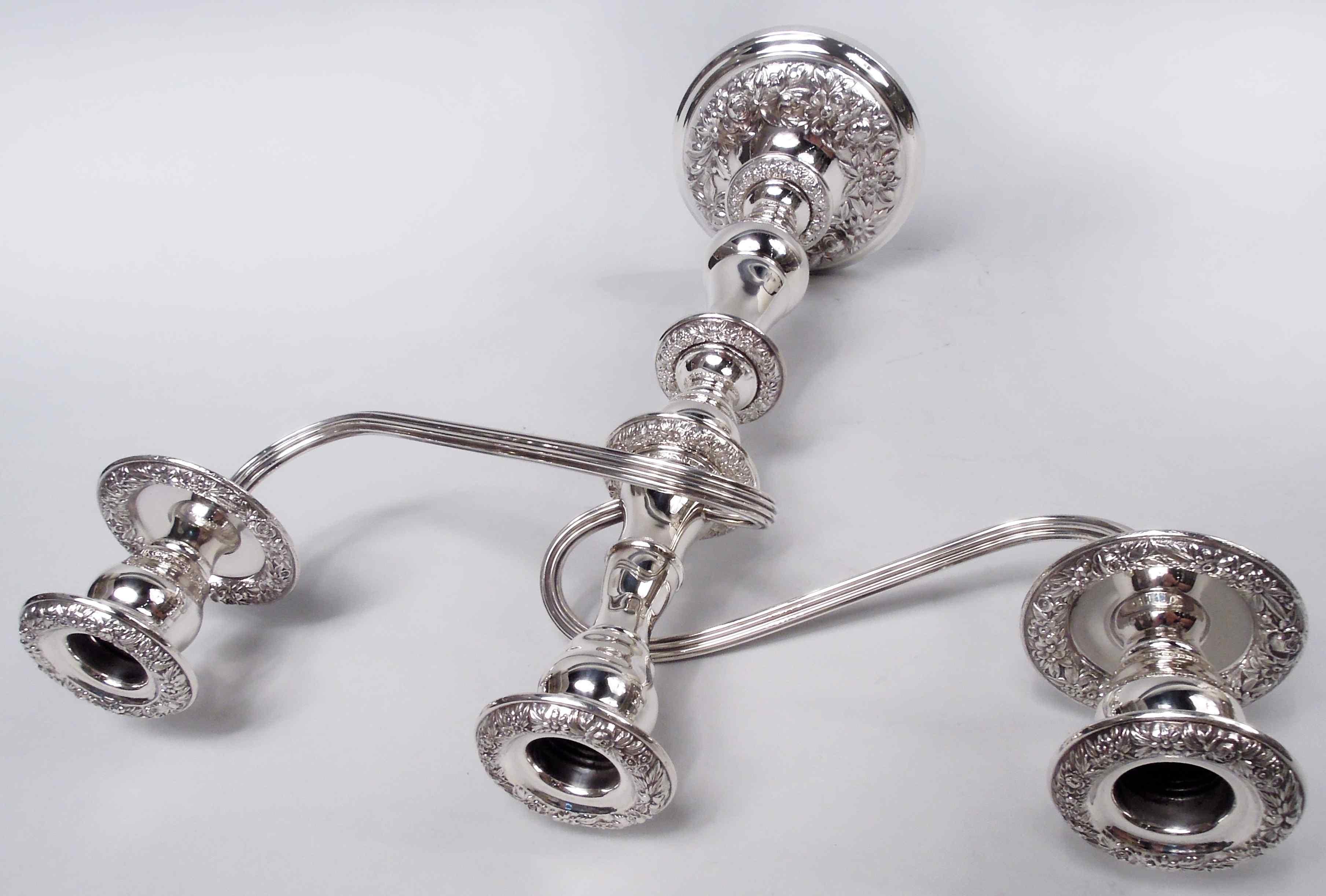 Argent sterling Paire de candélabres traditionnels Kirk à 3 lumières repoussées de Baltimore en vente