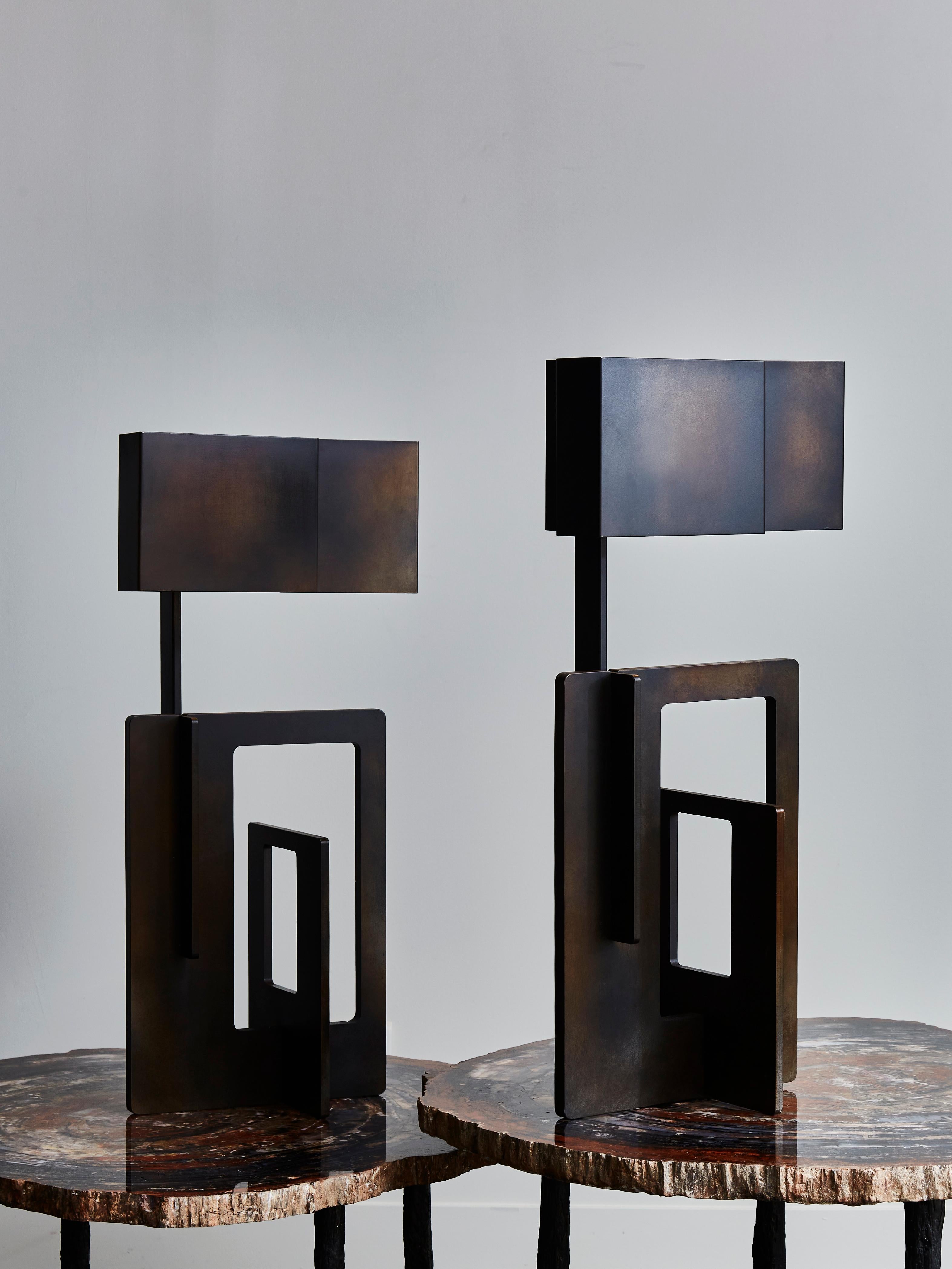 Paire de lampes de table sculpturales et géométriques conçues et réalisées par Esperia en finition fer ciré avec abat-jours assortis.