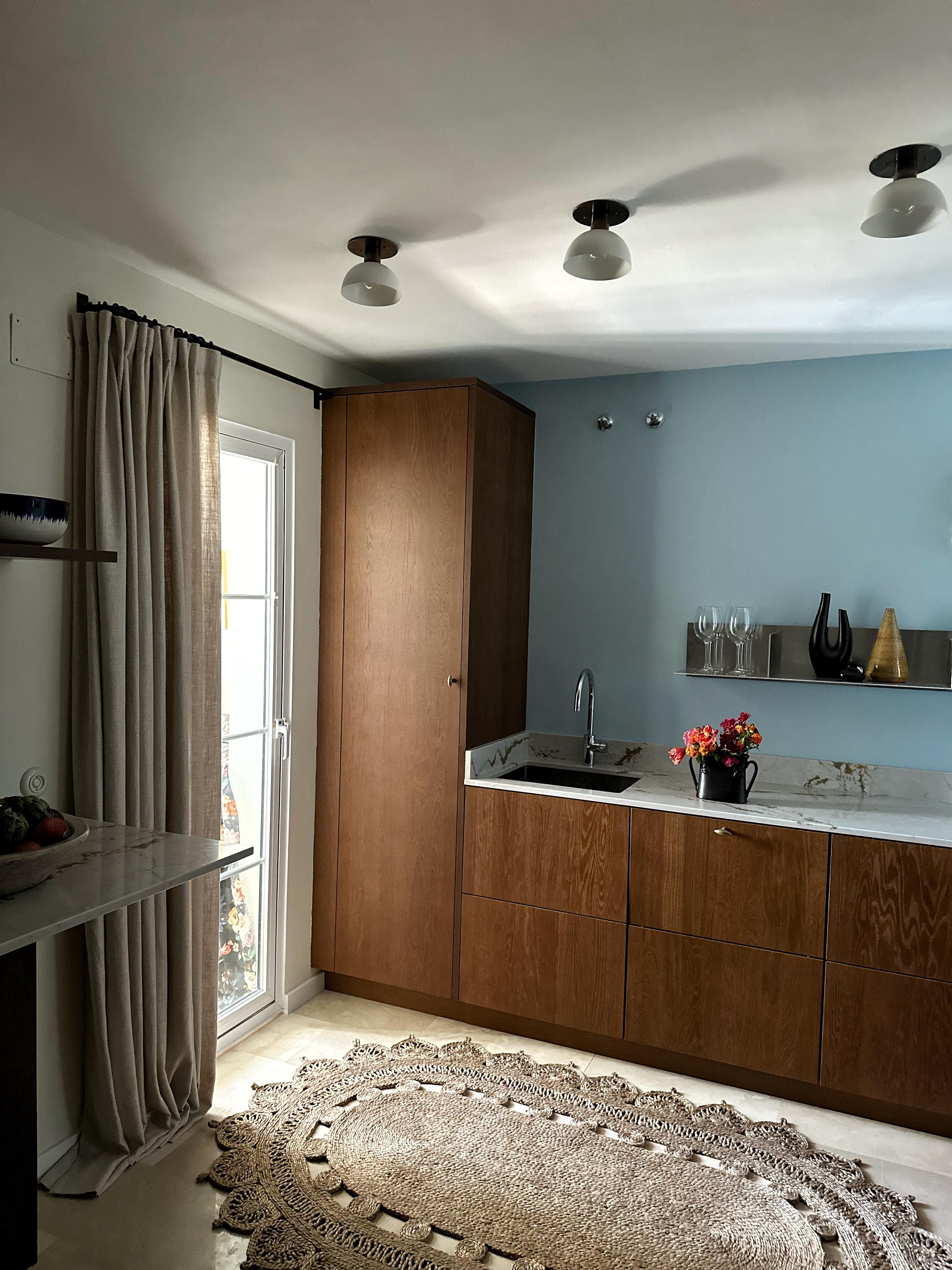 Coppia di lampade da soffitto per cucina - paralumi bianchi e accessori in ottone in vendita 3