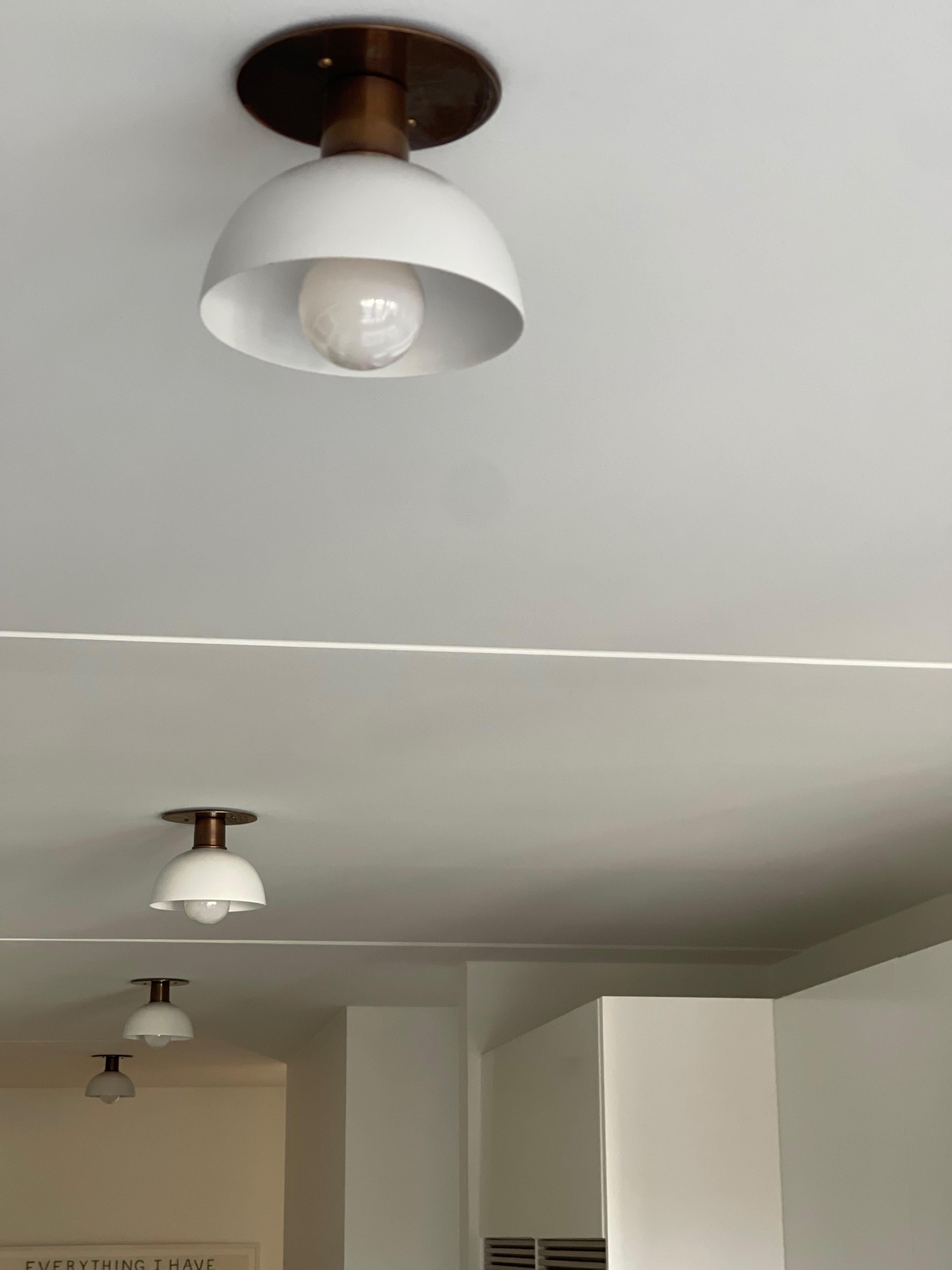Coppia di lampade da soffitto per cucina - paralumi bianchi e accessori in ottone in vendita 4