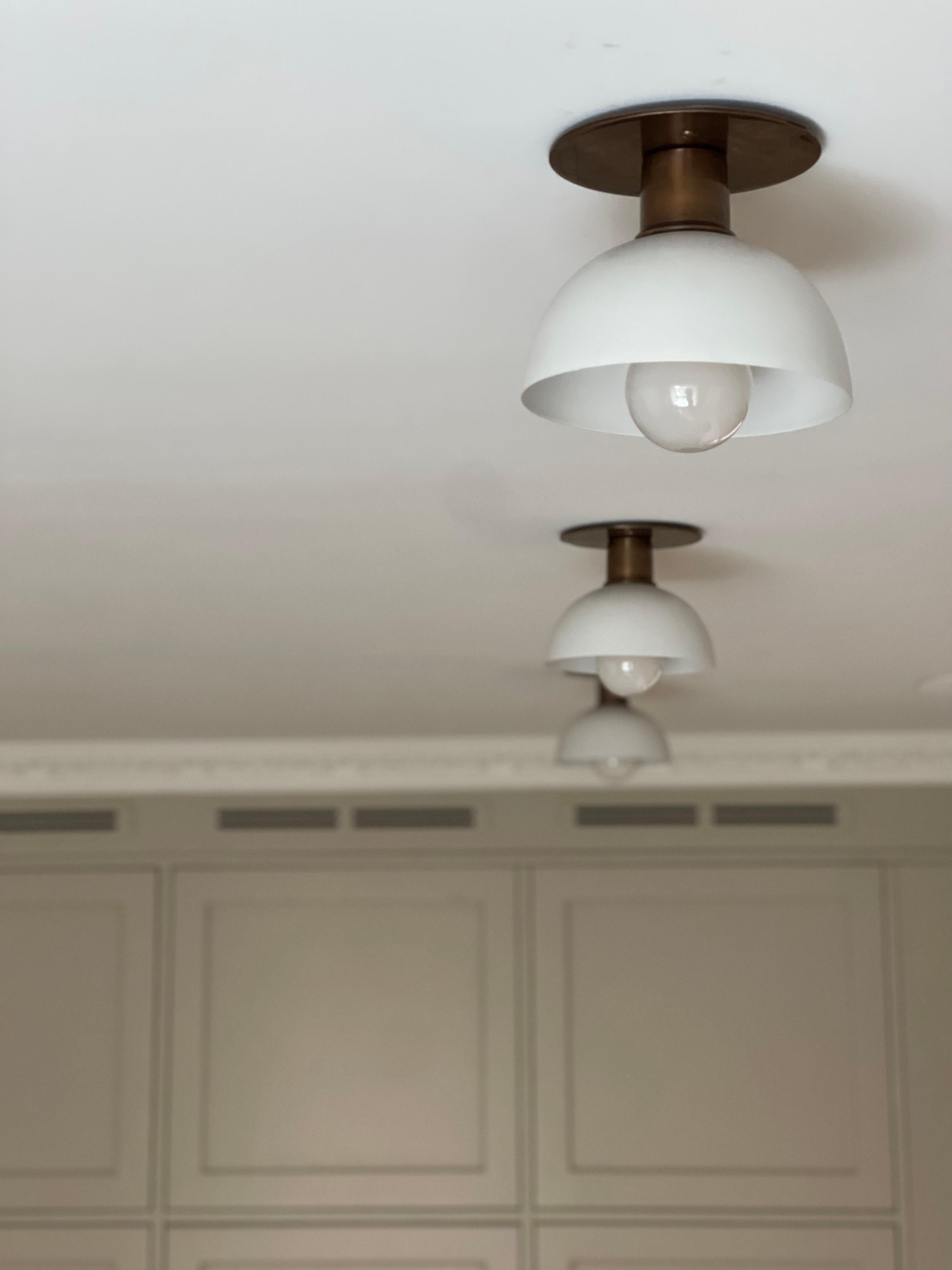 Coppia di lampade da soffitto per cucina - paralumi bianchi e accessori in ottone in vendita 6