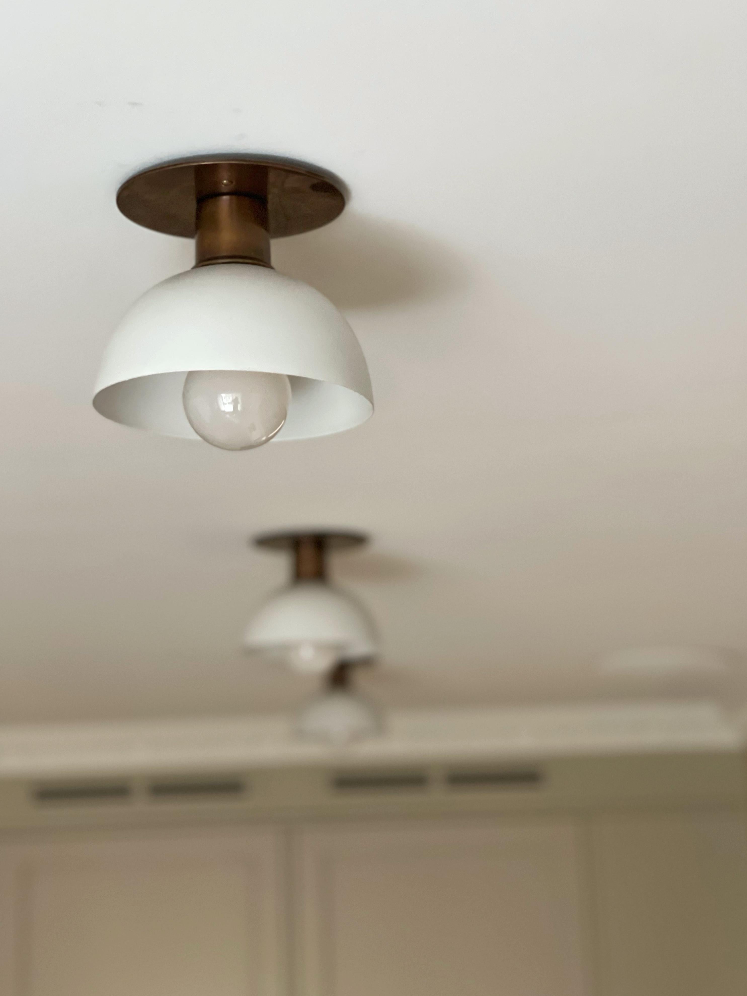 Coppia di lampade da soffitto per cucina - paralumi bianchi e accessori in ottone in vendita 7