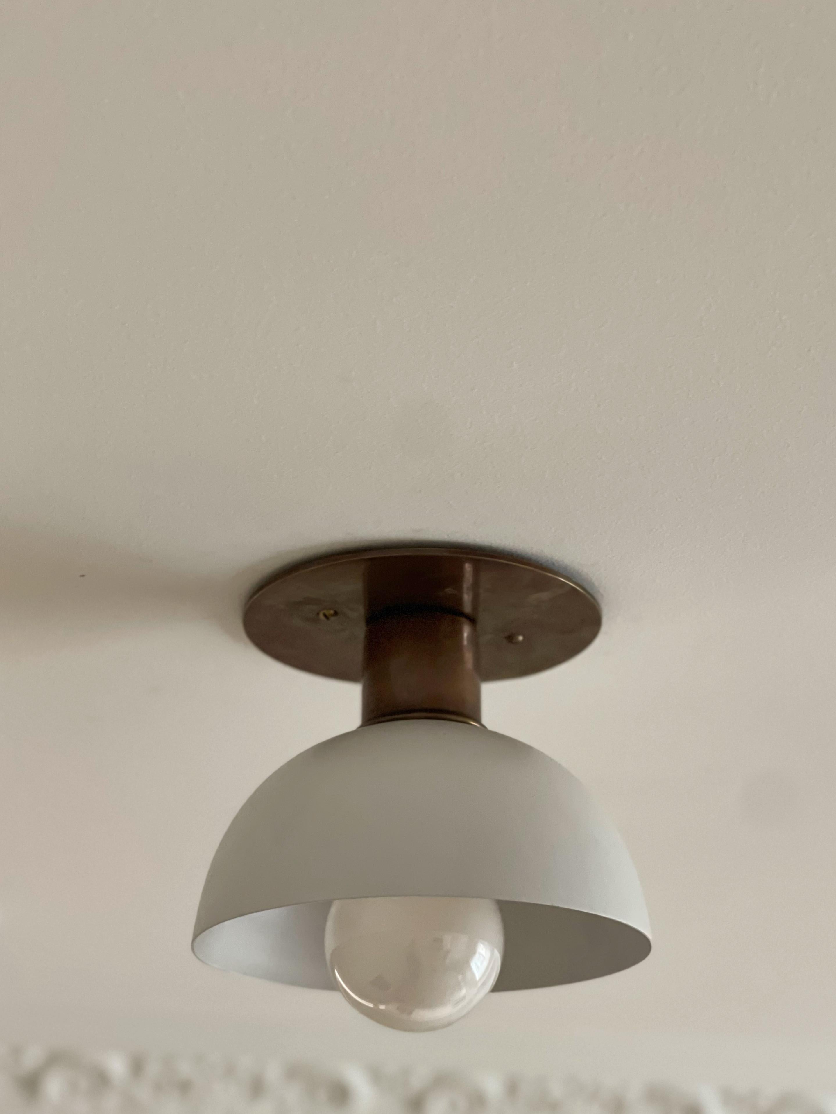 Coppia di faretti bianchi opachi 'Dot' da parete e da soffitto. Realizzato e assemblato a mano con componenti in ottone e acciaio. Paralume in metallo laccato bianco. 

Misura
Altezza aka profondità totale dalla parete o dal soffitto: 12
