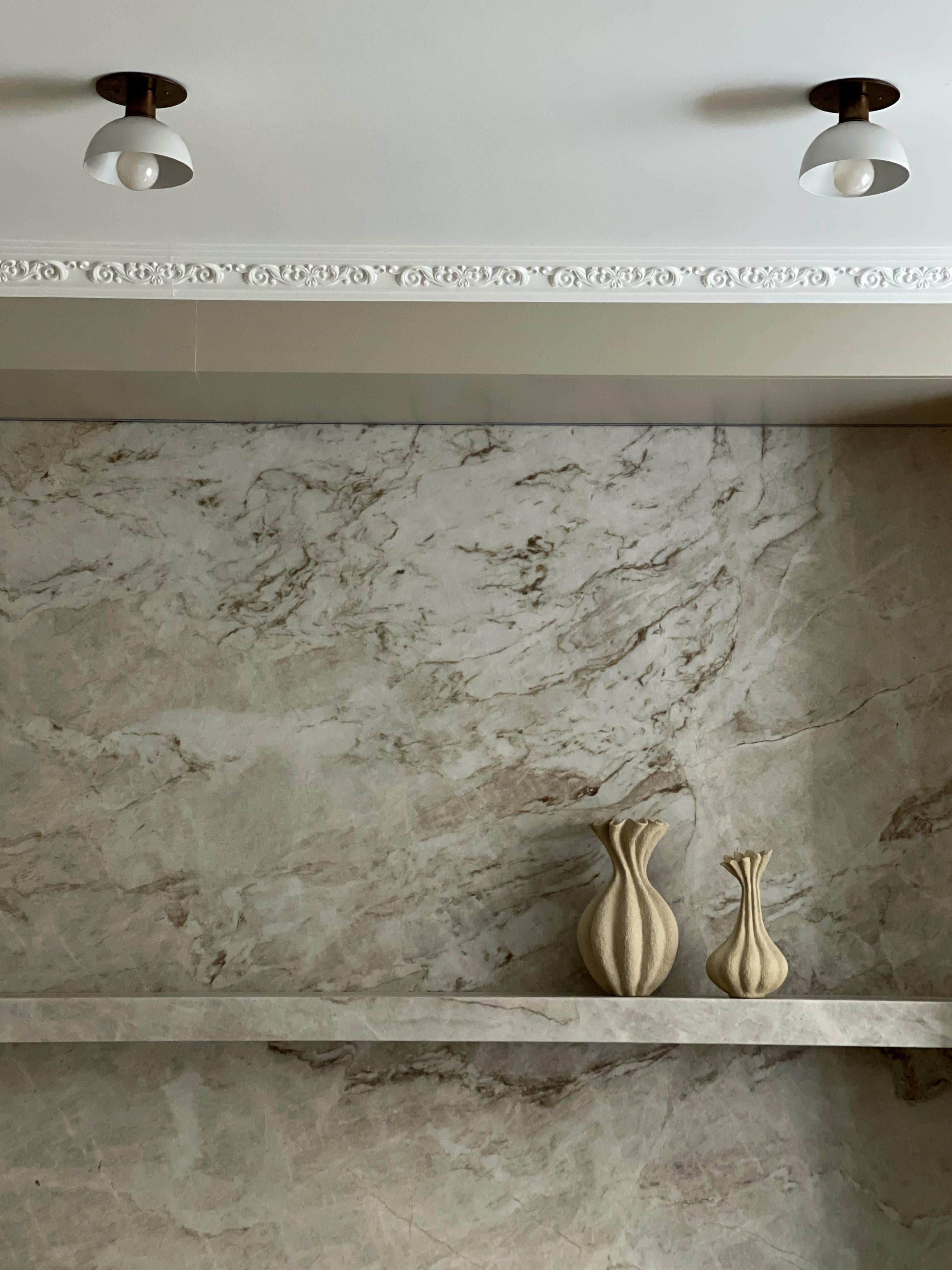 Italiano Coppia di lampade da soffitto per cucina - paralumi bianchi e accessori in ottone in vendita