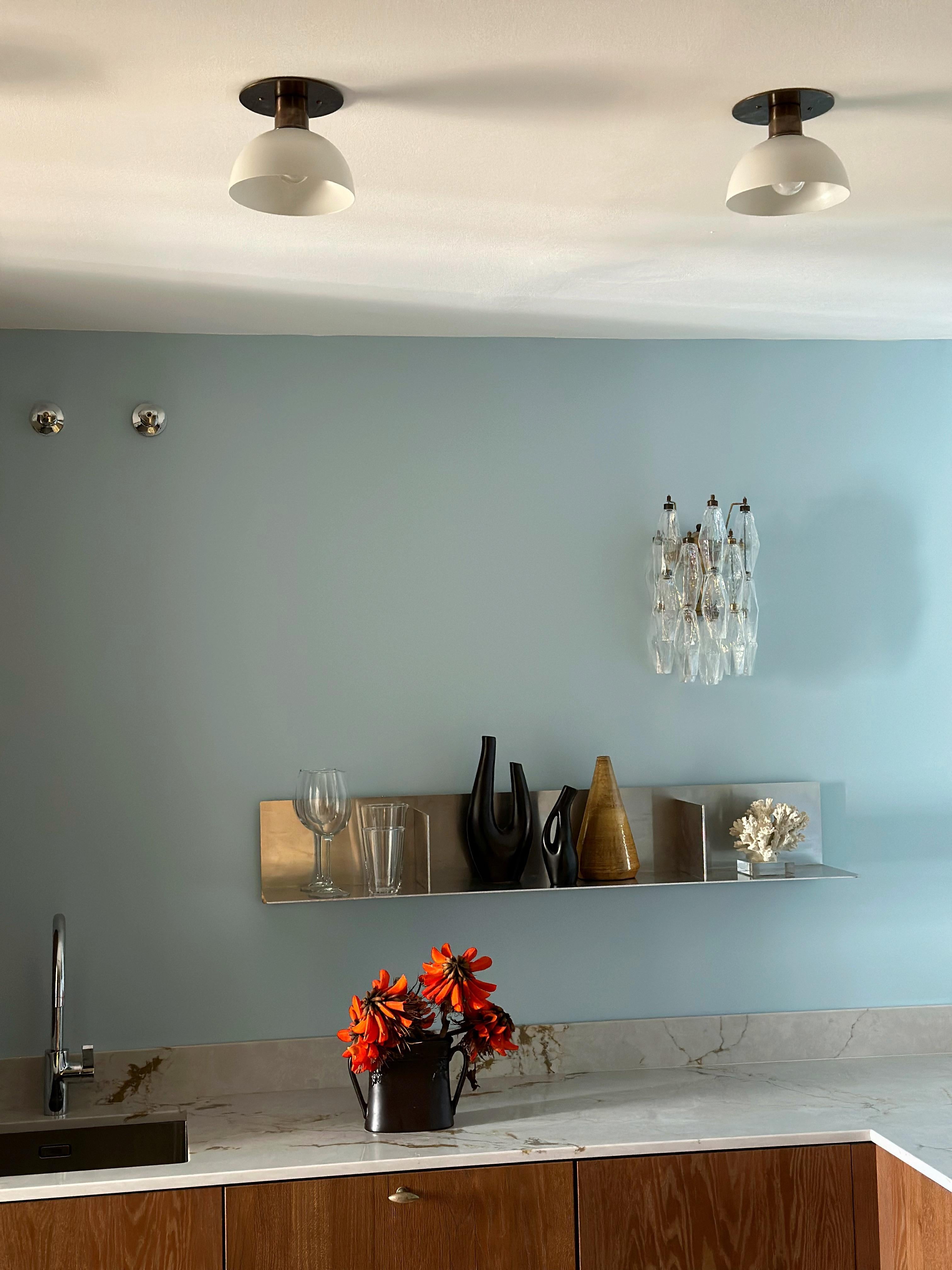 Coppia di lampade da soffitto per cucina - paralumi bianchi e accessori in ottone In condizioni ottime in vendita a Bromma, SE