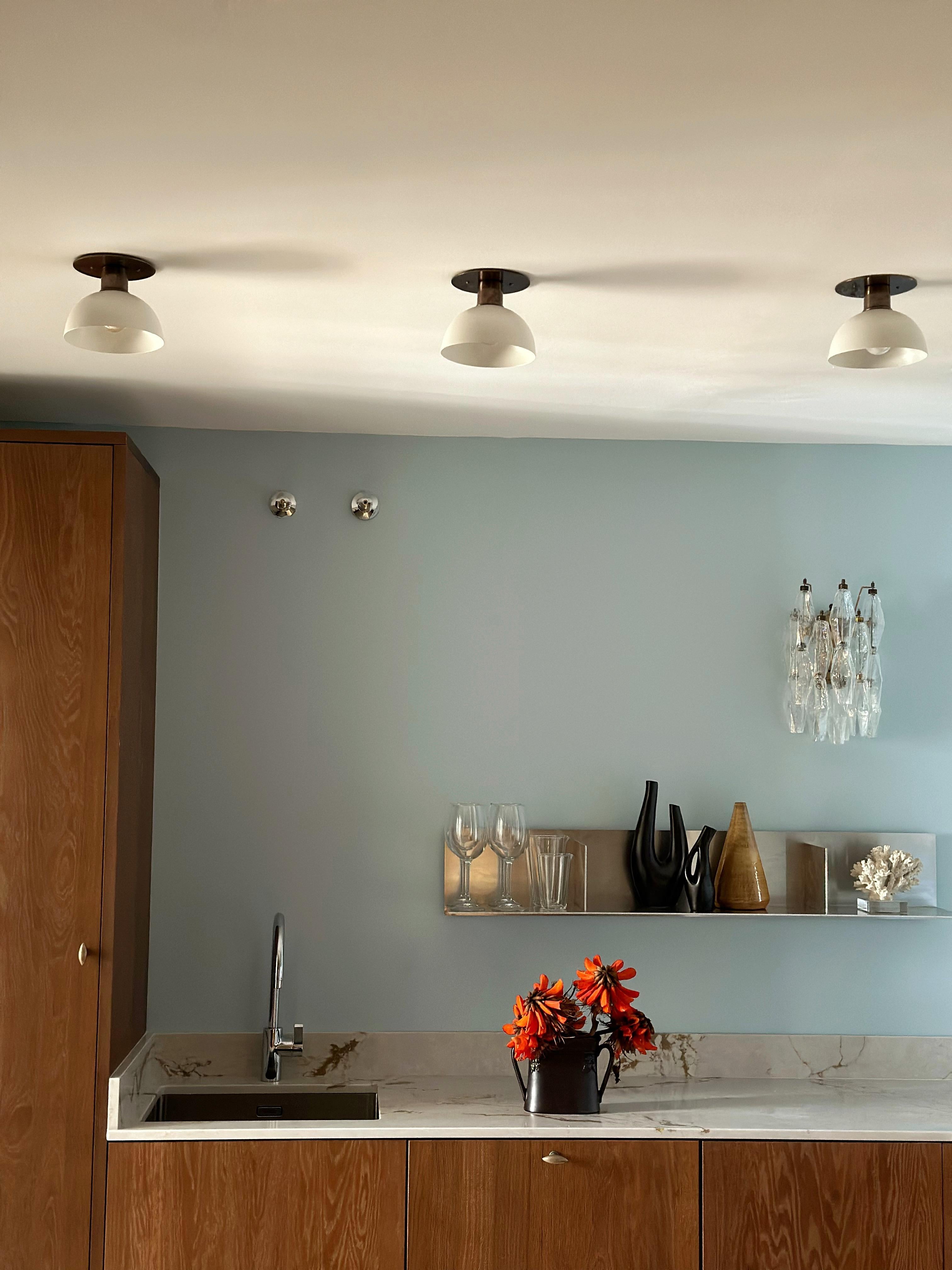 XXI secolo e contemporaneo Coppia di lampade da soffitto per cucina - paralumi bianchi e accessori in ottone in vendita
