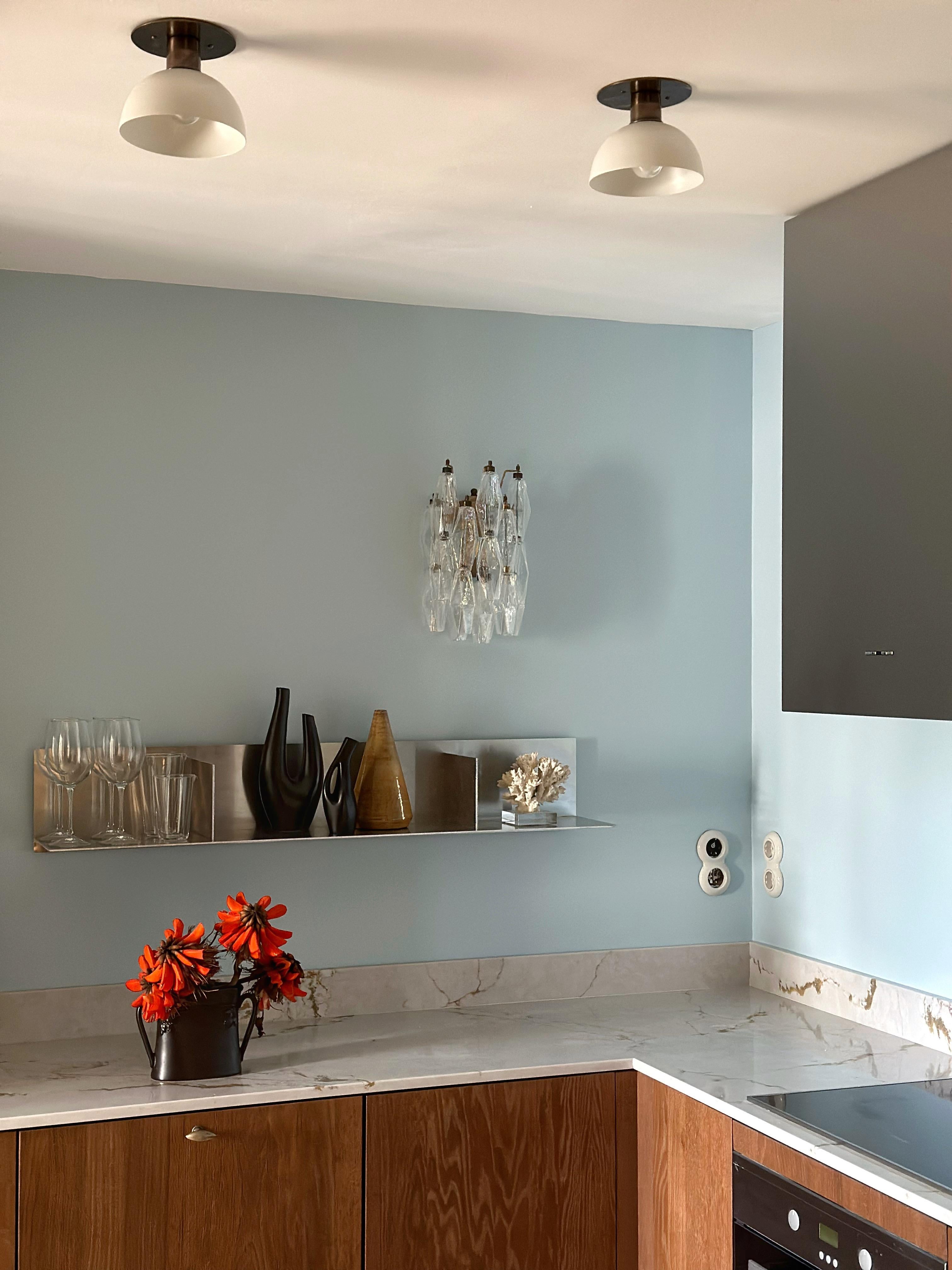 Ottone Coppia di lampade da soffitto per cucina - paralumi bianchi e accessori in ottone in vendita