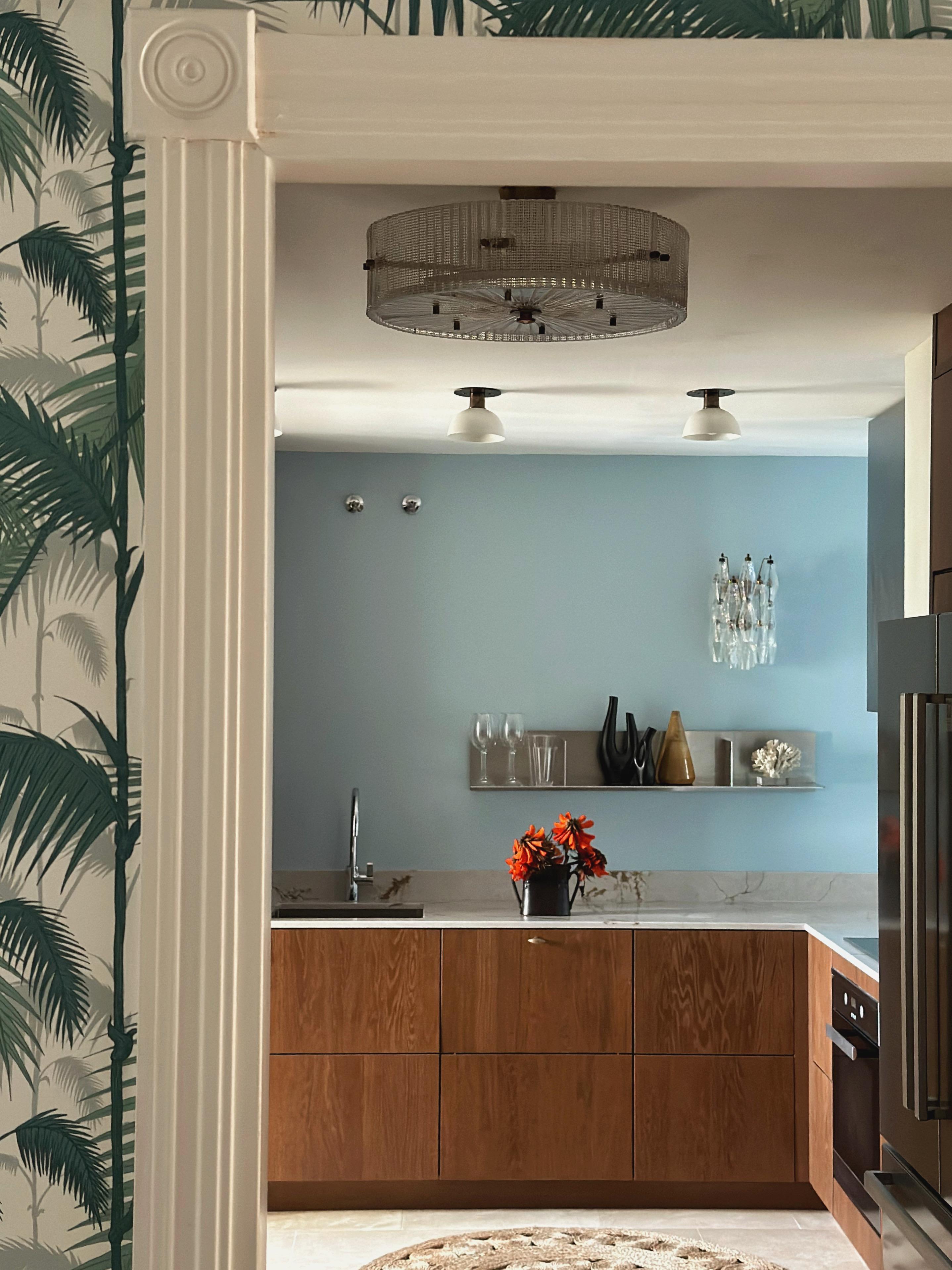 Coppia di lampade da soffitto per cucina - paralumi bianchi e accessori in ottone in vendita 1