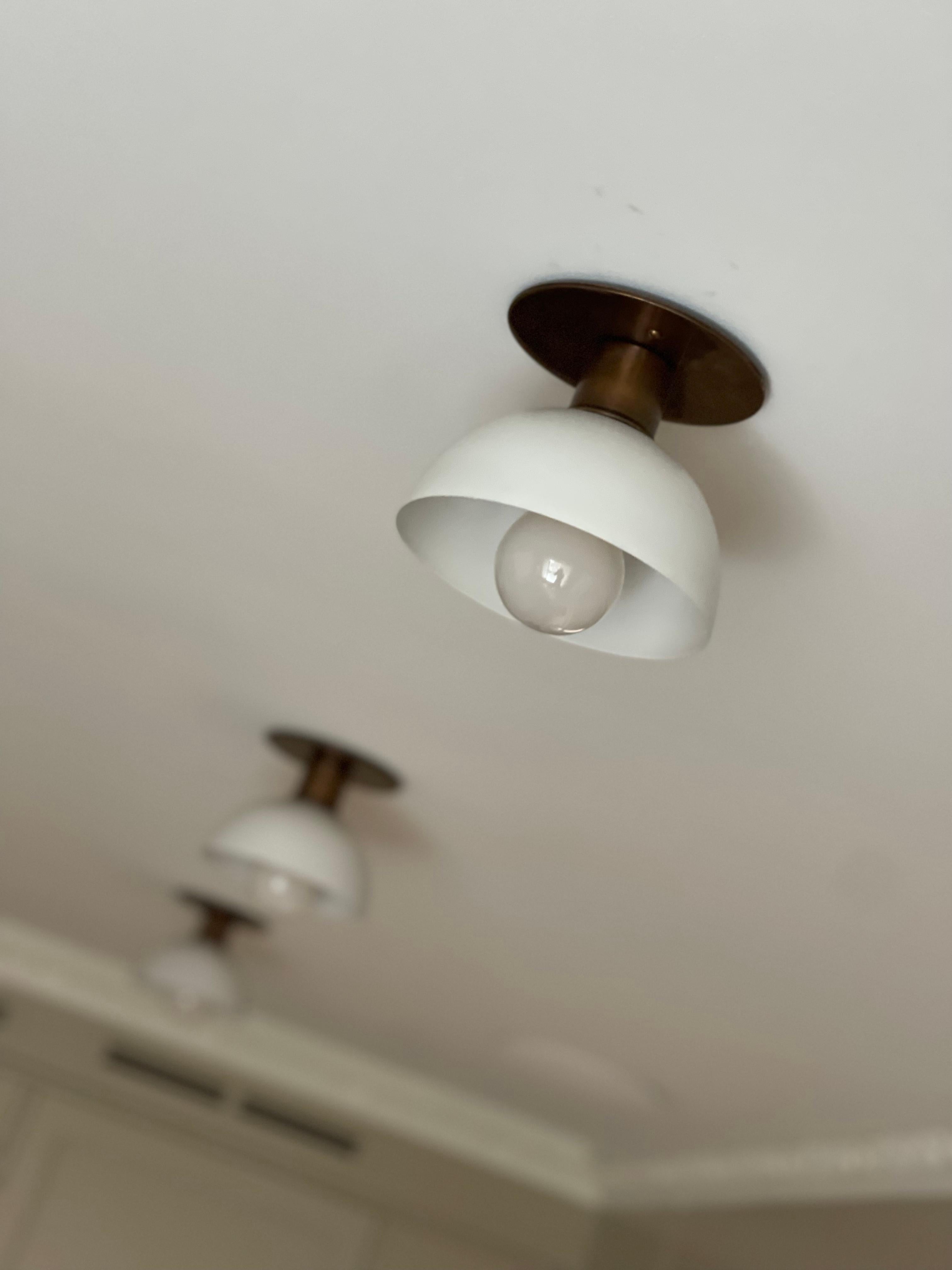 Coppia di lampade da soffitto per cucina - paralumi bianchi e accessori in ottone in vendita 1