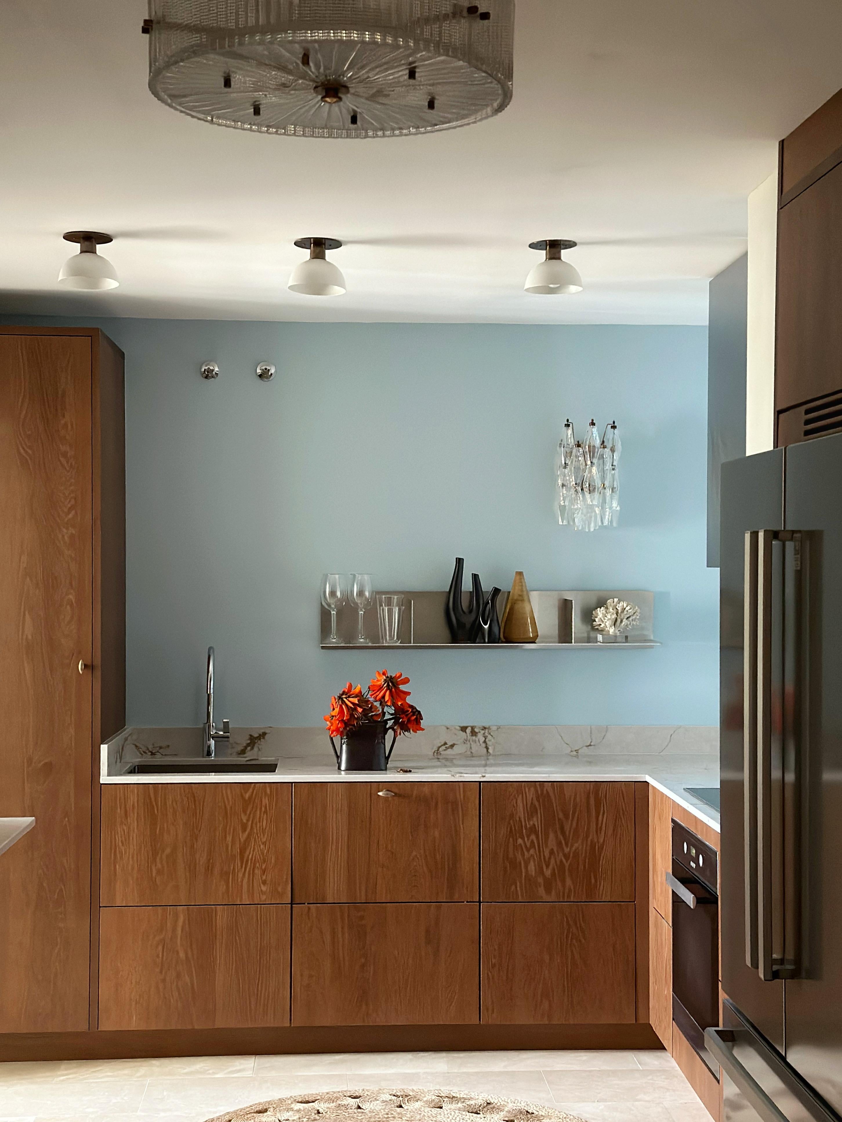 Coppia di lampade da soffitto per cucina - paralumi bianchi e accessori in ottone in vendita 2