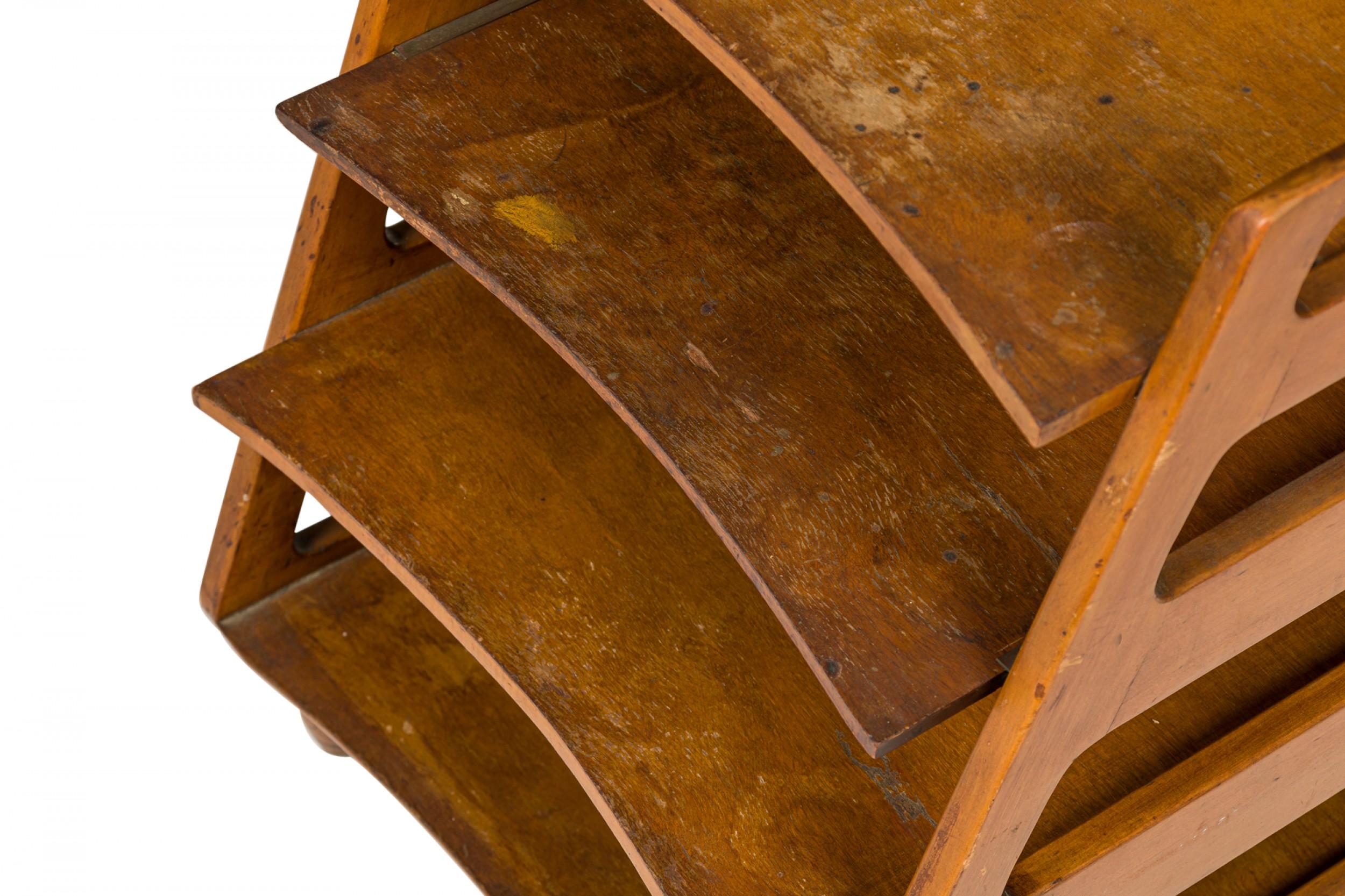 Paire de tables à magazines Kittinger en bois américaines à quatre parties du milieu du siècle dernier en vente 2
