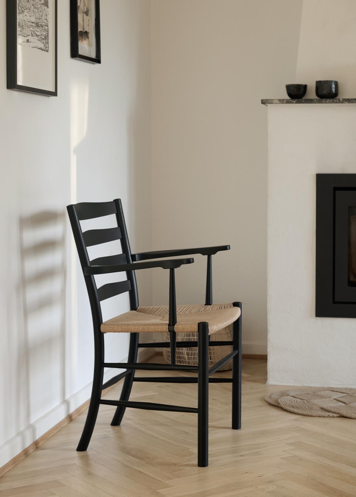 The Klint Chair, designed in 1936, epitomises the philosophy of its creator, Kaare Klint, who laid the foundations for Danish design and inspired great designers such as Børge Mogensen. Serving as a modern adaptation of a traditional English Country