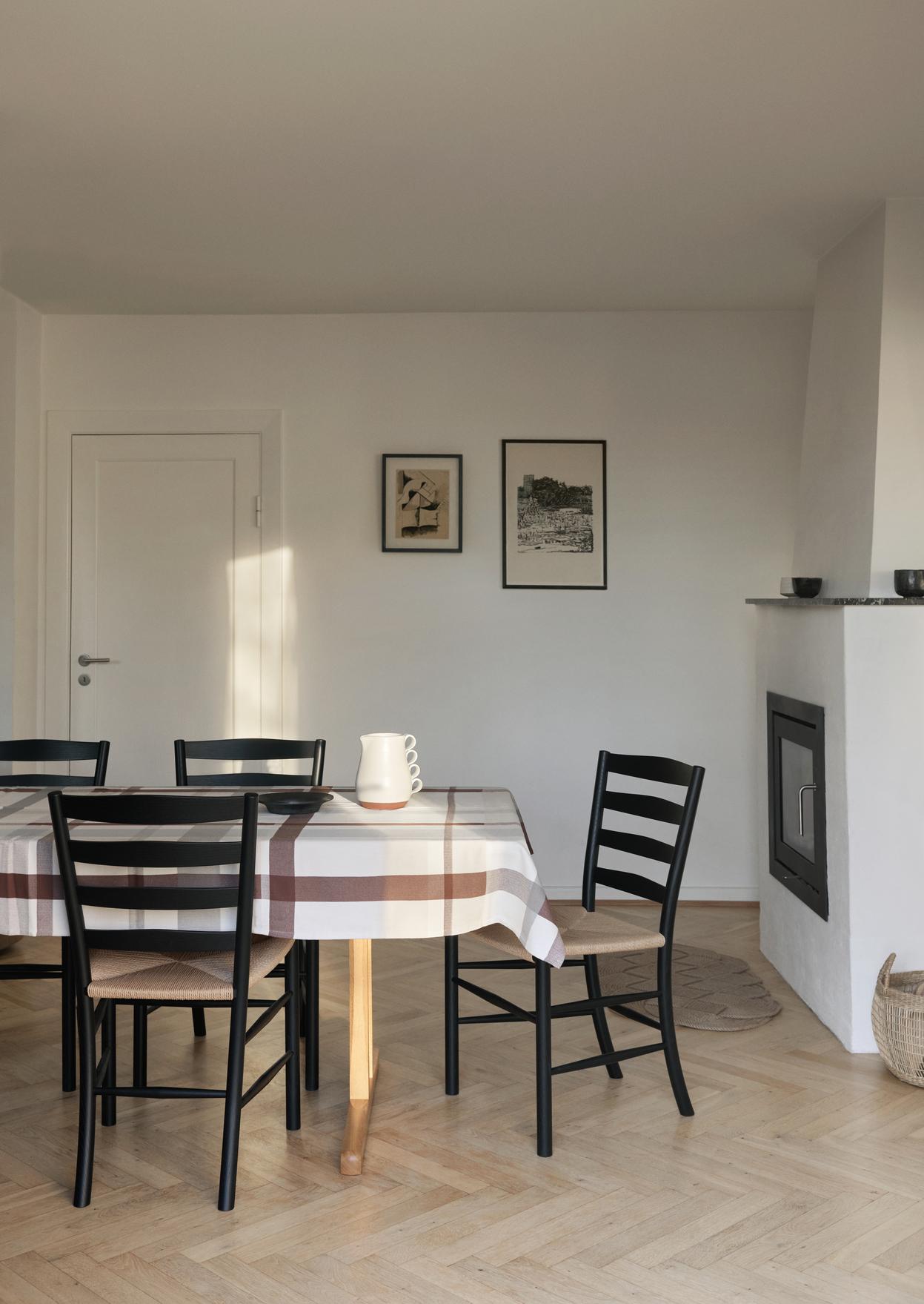 La Silla Klint, diseñada en 1936, personifica la filosofía de su creador, Kaare Klint, que sentó las bases del diseño danés e inspiró a grandes diseñadores como Børge Mogensen. La Silla Klint es una adaptación moderna de la tradicional Silla Inglesa