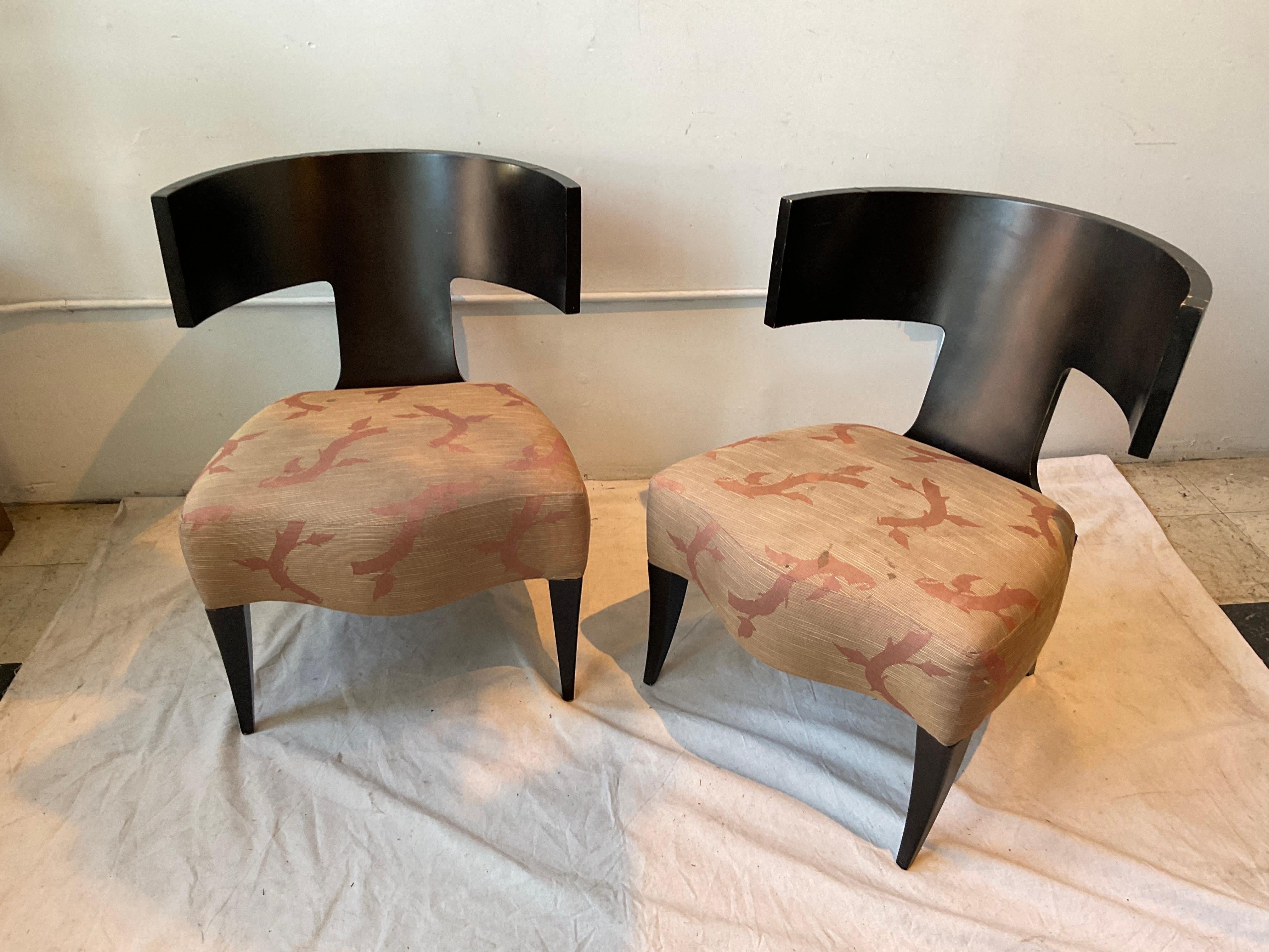 Paire de chaises Klismos des années 1990. Placage ébréché sur les deux chaises. Nécessite un nouveau rembourrage.