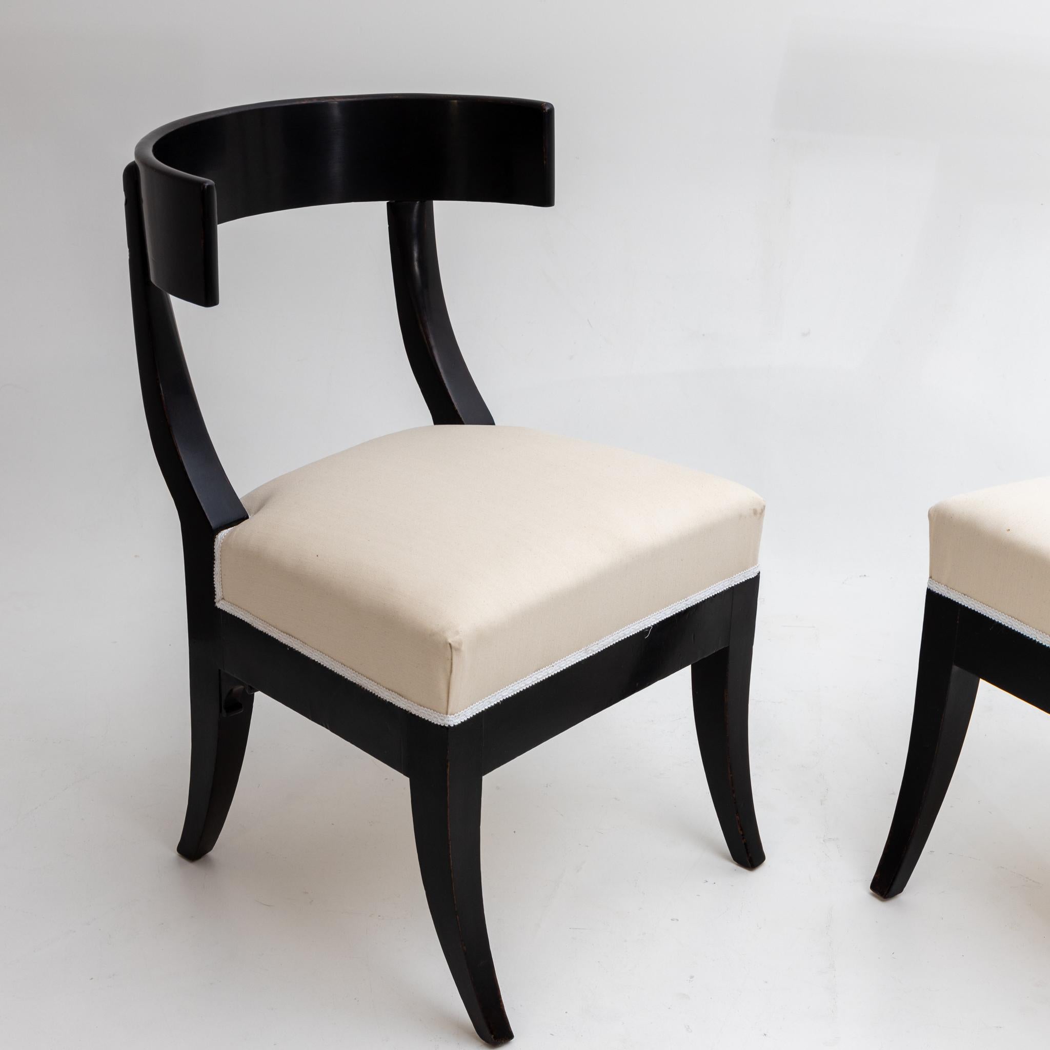 Pair of Klismos Early 19th Century ebonized side chairs. 
Ebonized wood.