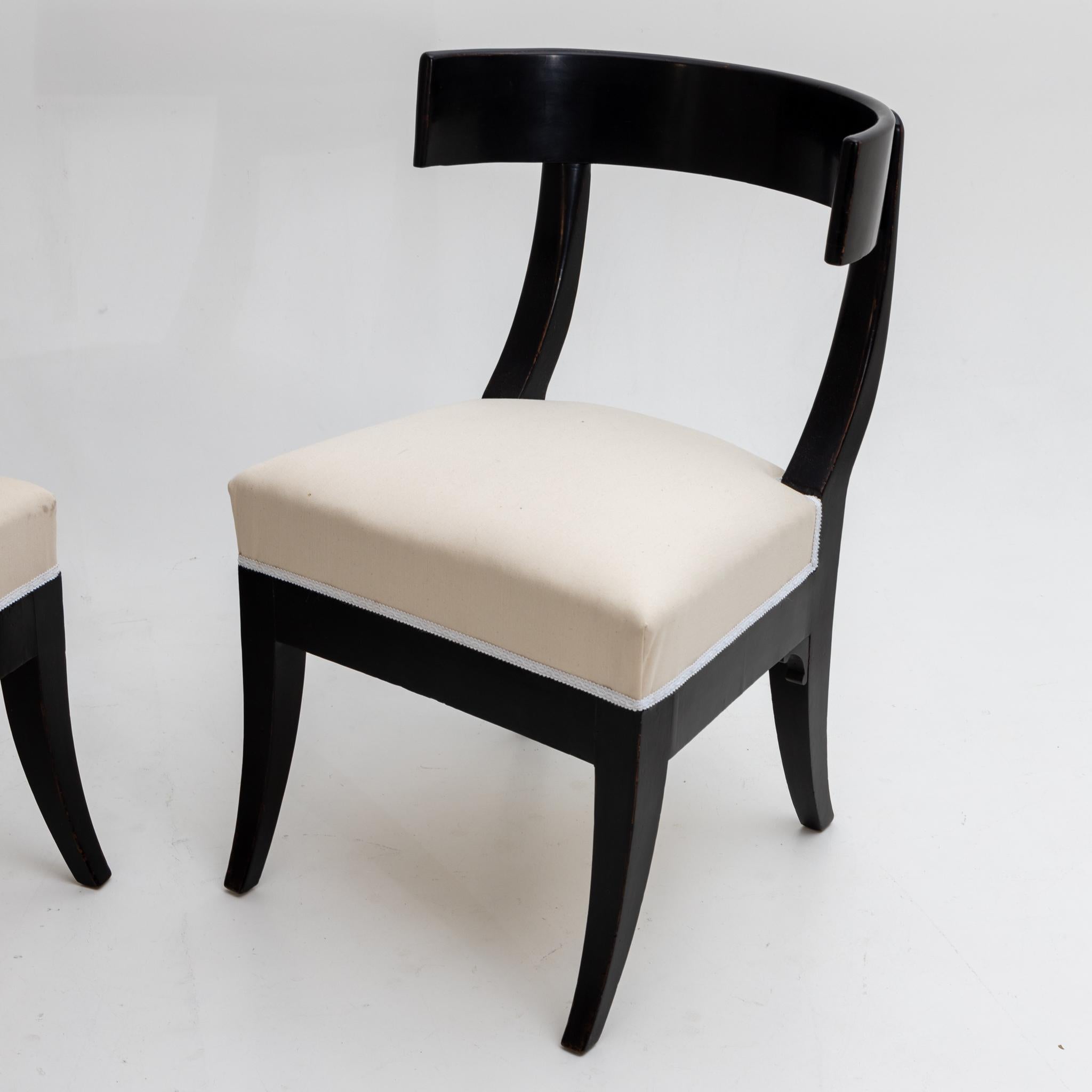 Neoclassical Pair of Klismos Early 19th Century Ebonized Side Chairs For Sale
