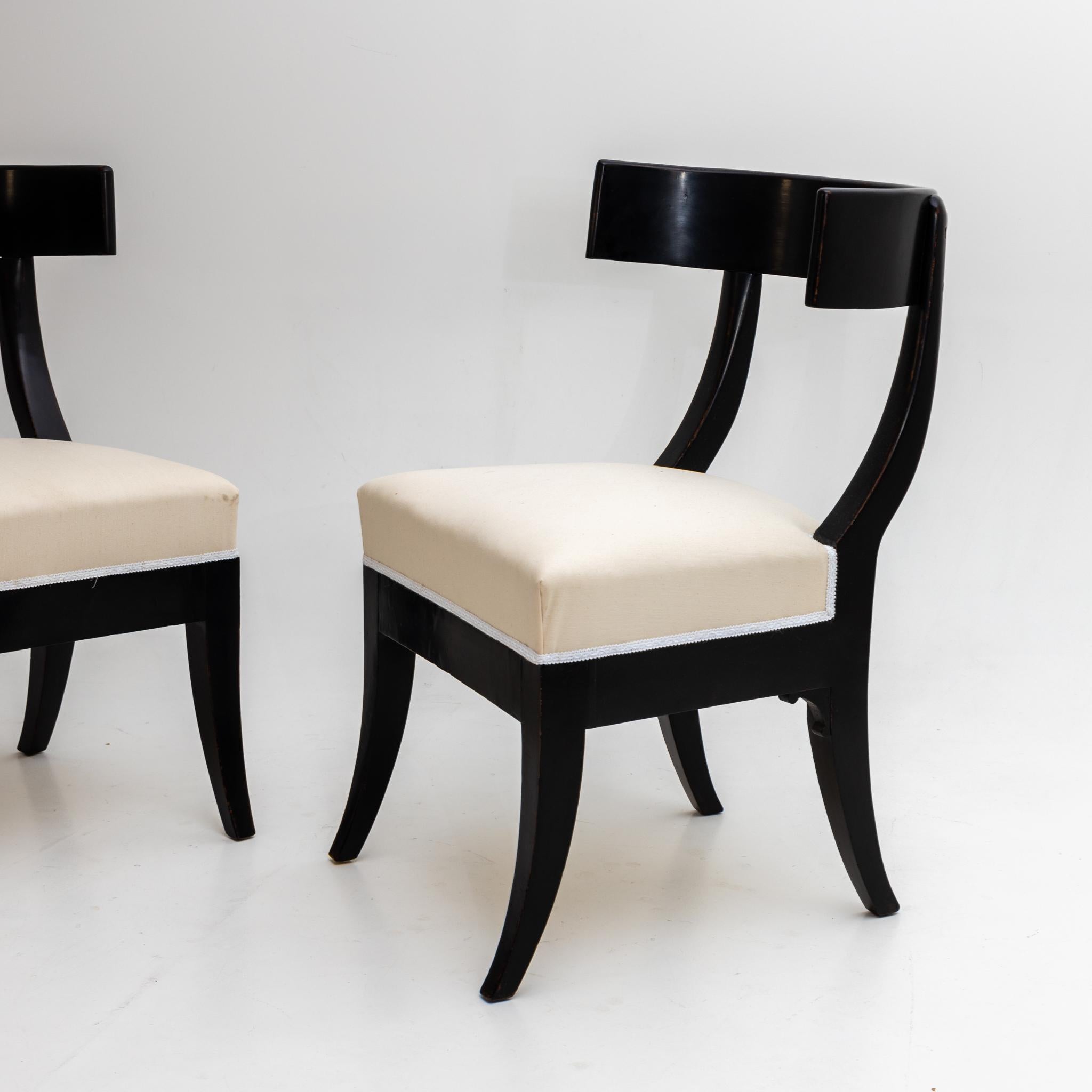 Italian Pair of Klismos Early 19th Century Ebonized Side Chairs For Sale