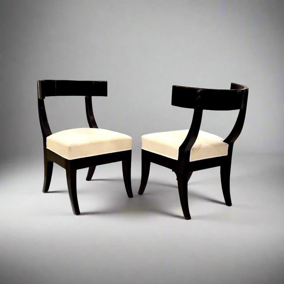 Néoclassique Paire de chaises d'appoint ébonisées Klismos du début du 19e siècle en vente
