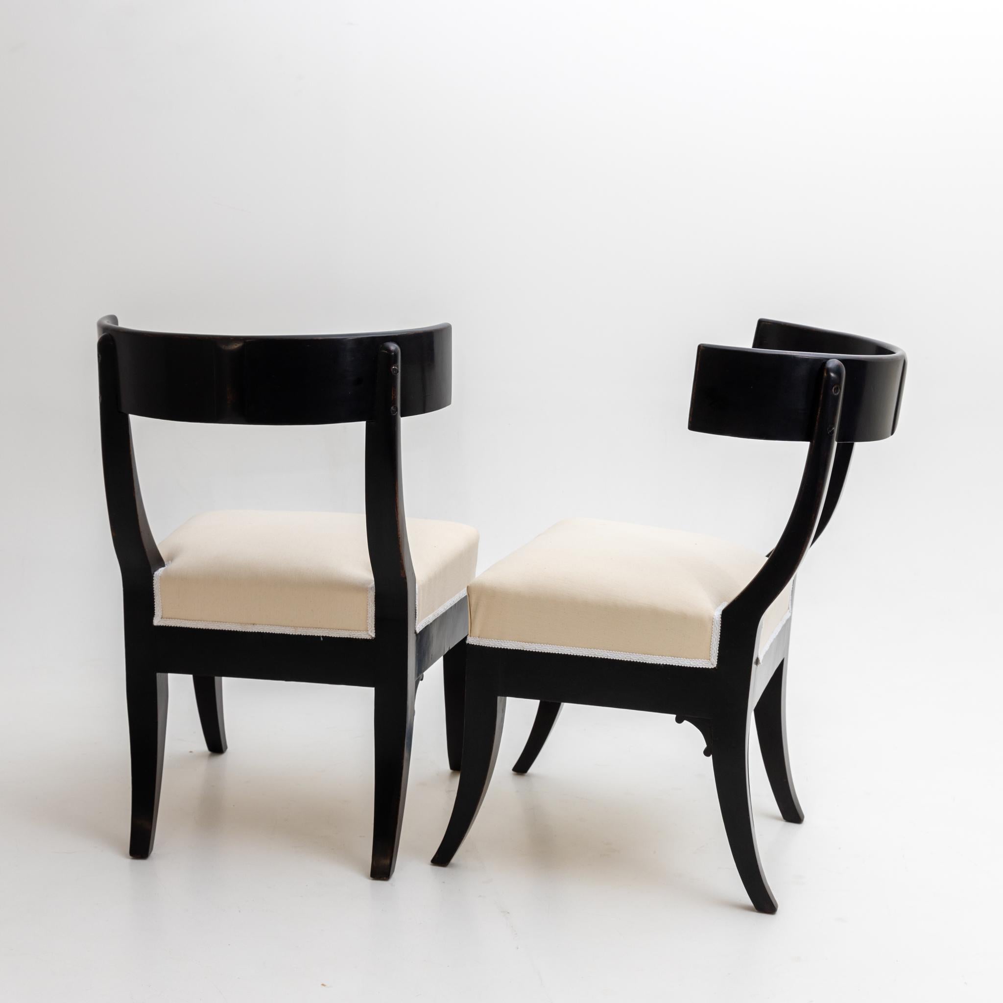 Pair of Klismos Early 19th Century Ebonized Side Chairs In Good Condition For Sale In New York, NY