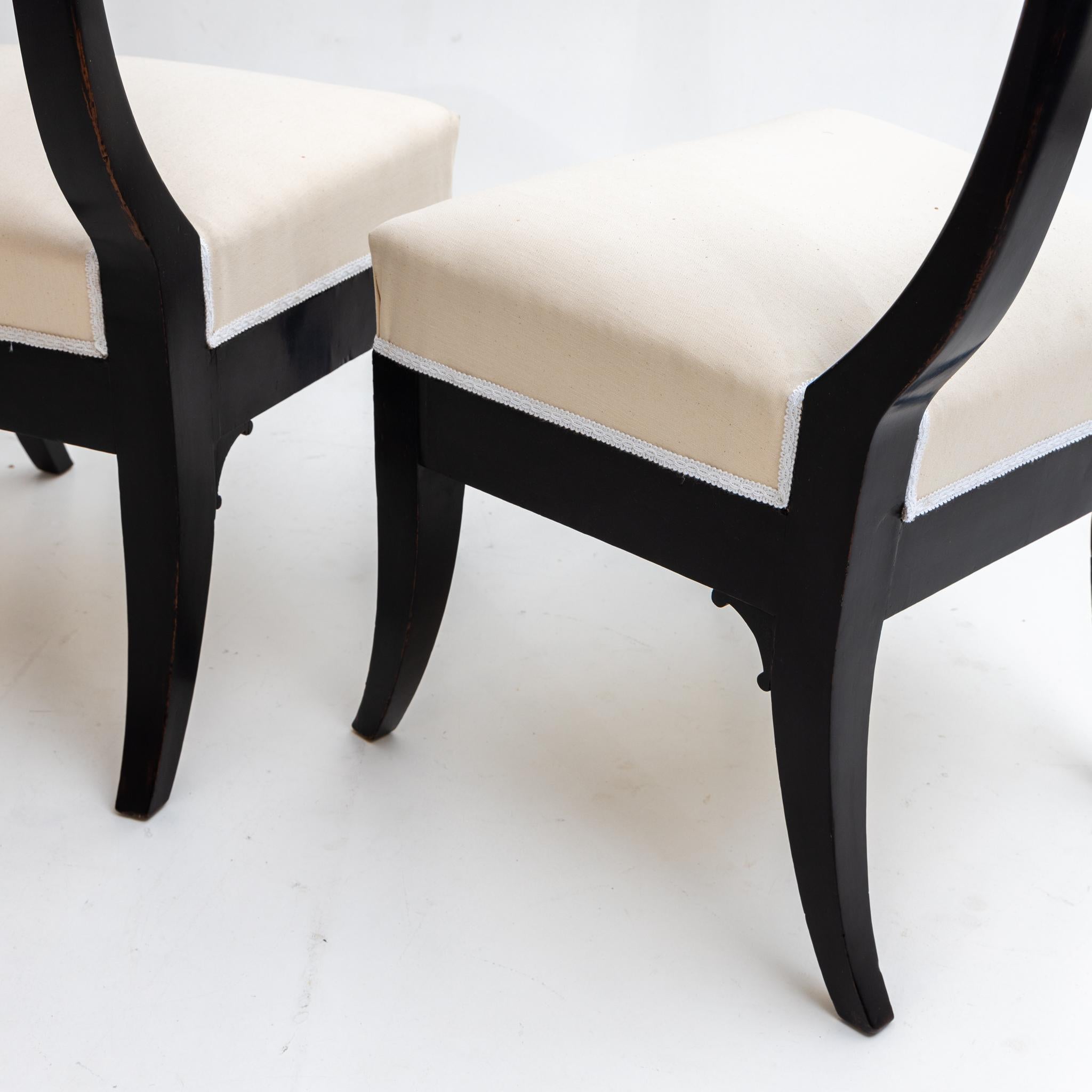 Wood Pair of Klismos Early 19th Century Ebonized Side Chairs For Sale