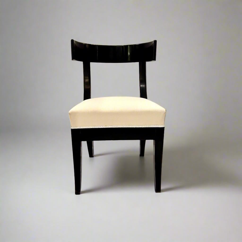 Paire de chaises d'appoint ébonisées Klismos du début du 19e siècle Bon état - En vente à New York, NY