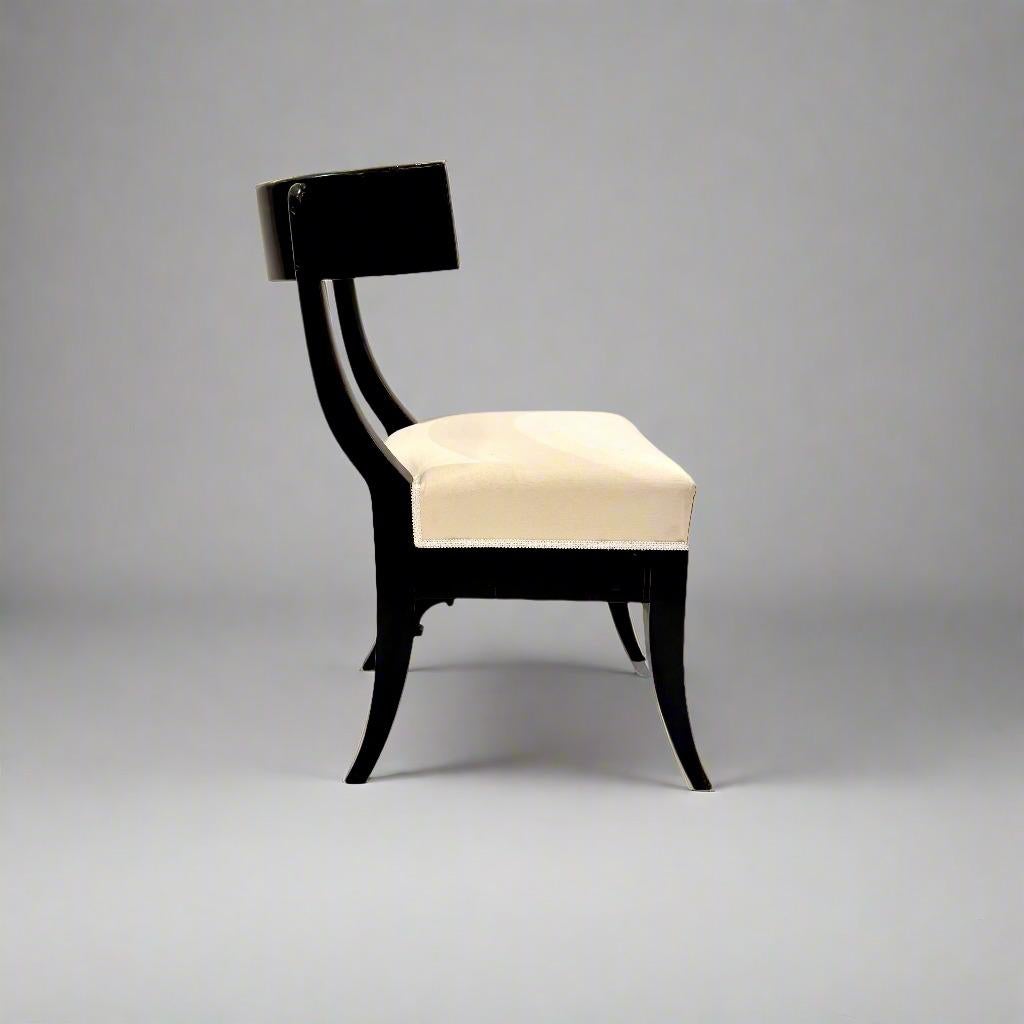 XIXe siècle Paire de chaises d'appoint ébonisées Klismos du début du 19e siècle en vente