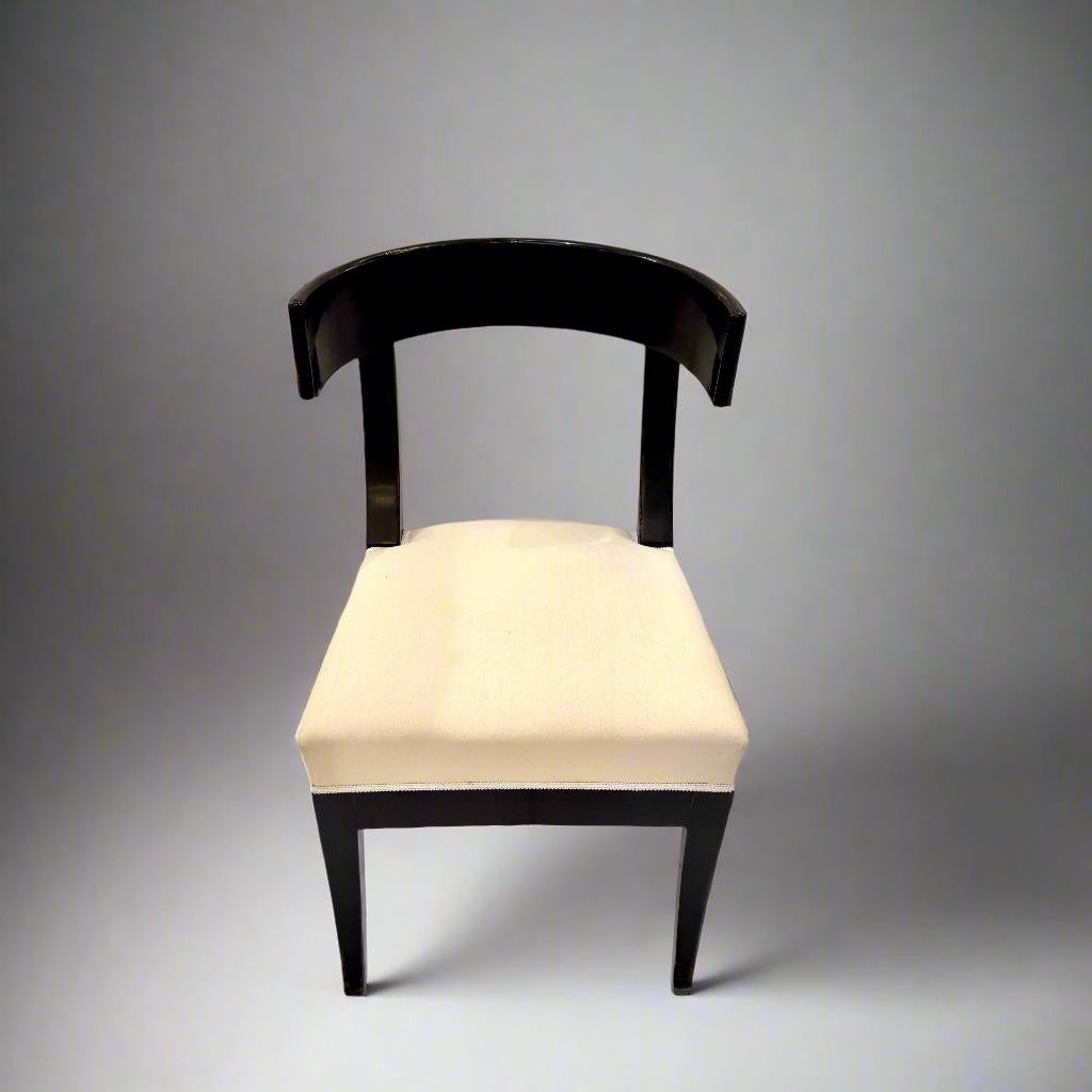 Bois Paire de chaises d'appoint ébonisées Klismos du début du 19e siècle en vente