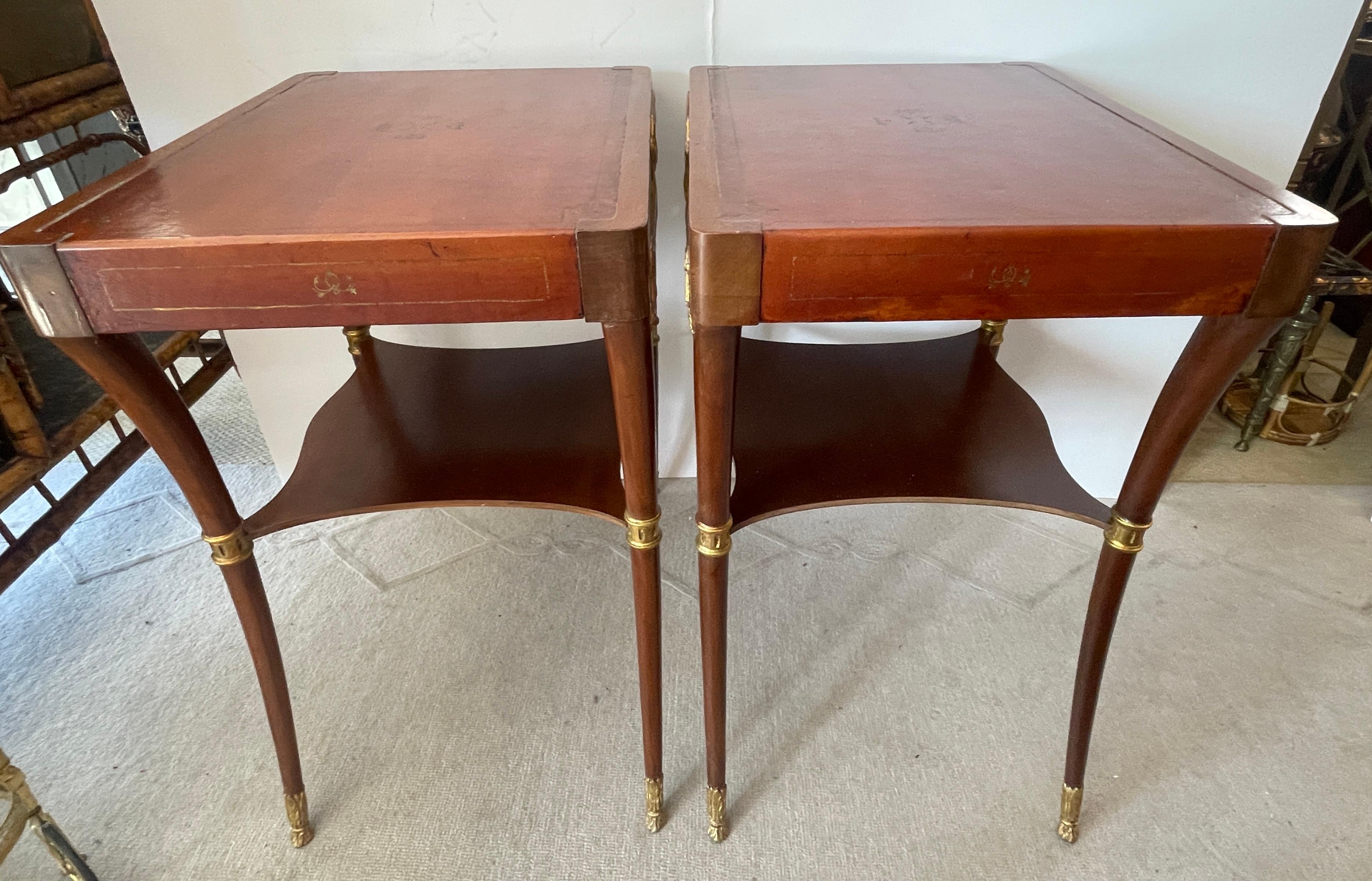 Paire de tables d'appoint à piétement Klismos, cuir toilé et bois doré en vente 2