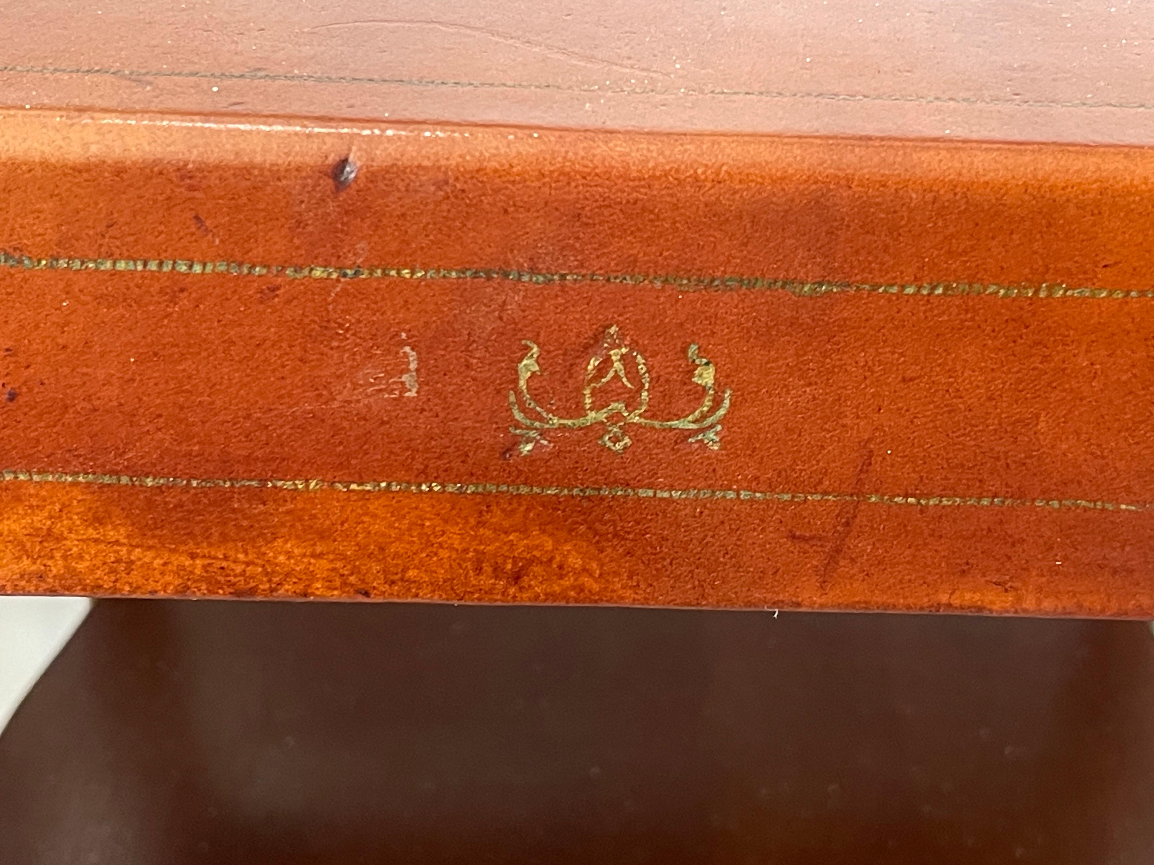 Paire de tables d'appoint à piétement Klismos, cuir toilé et bois doré en vente 3