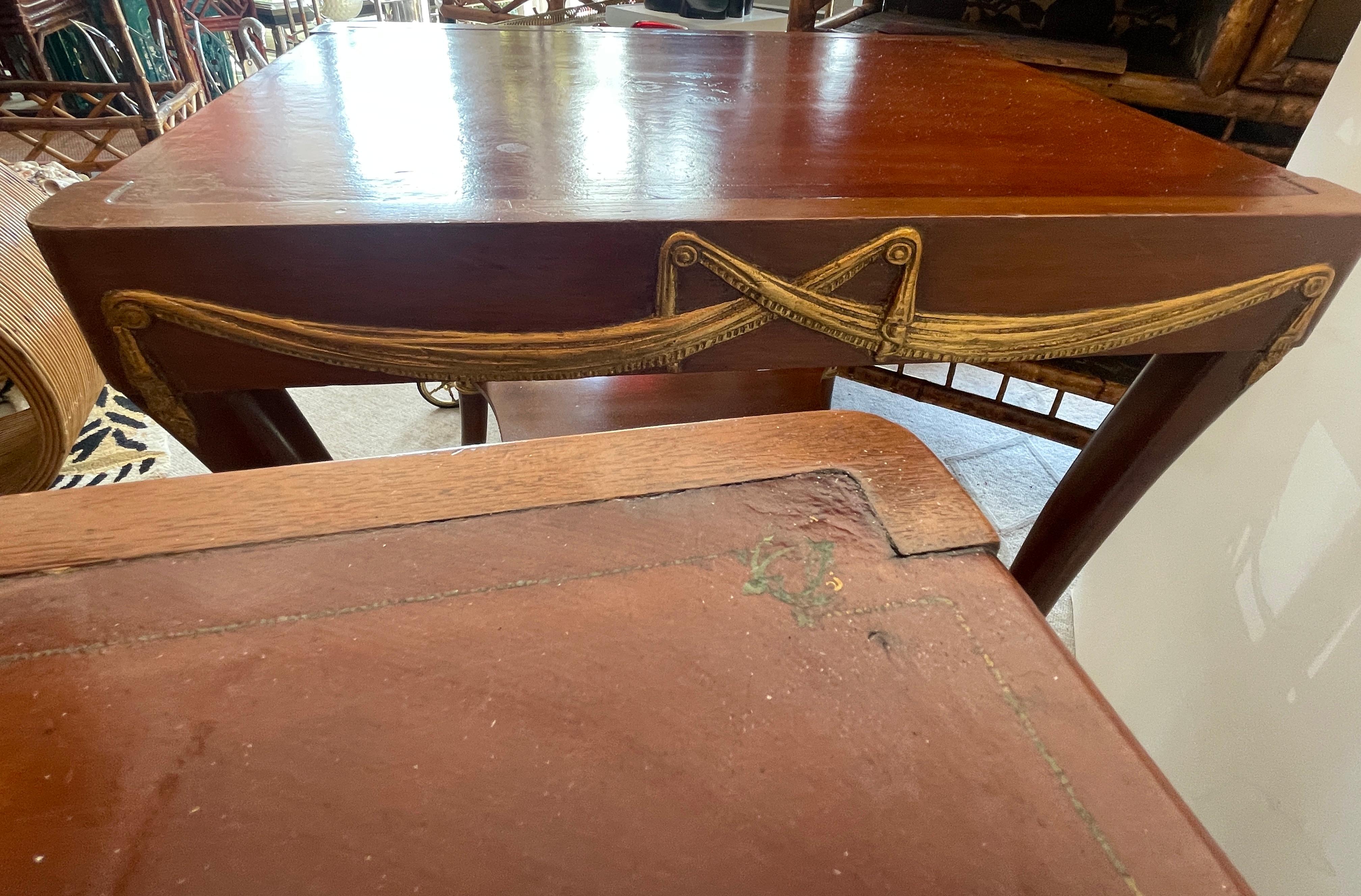 Paire de tables d'appoint à piétement Klismos, cuir toilé et bois doré en vente 4
