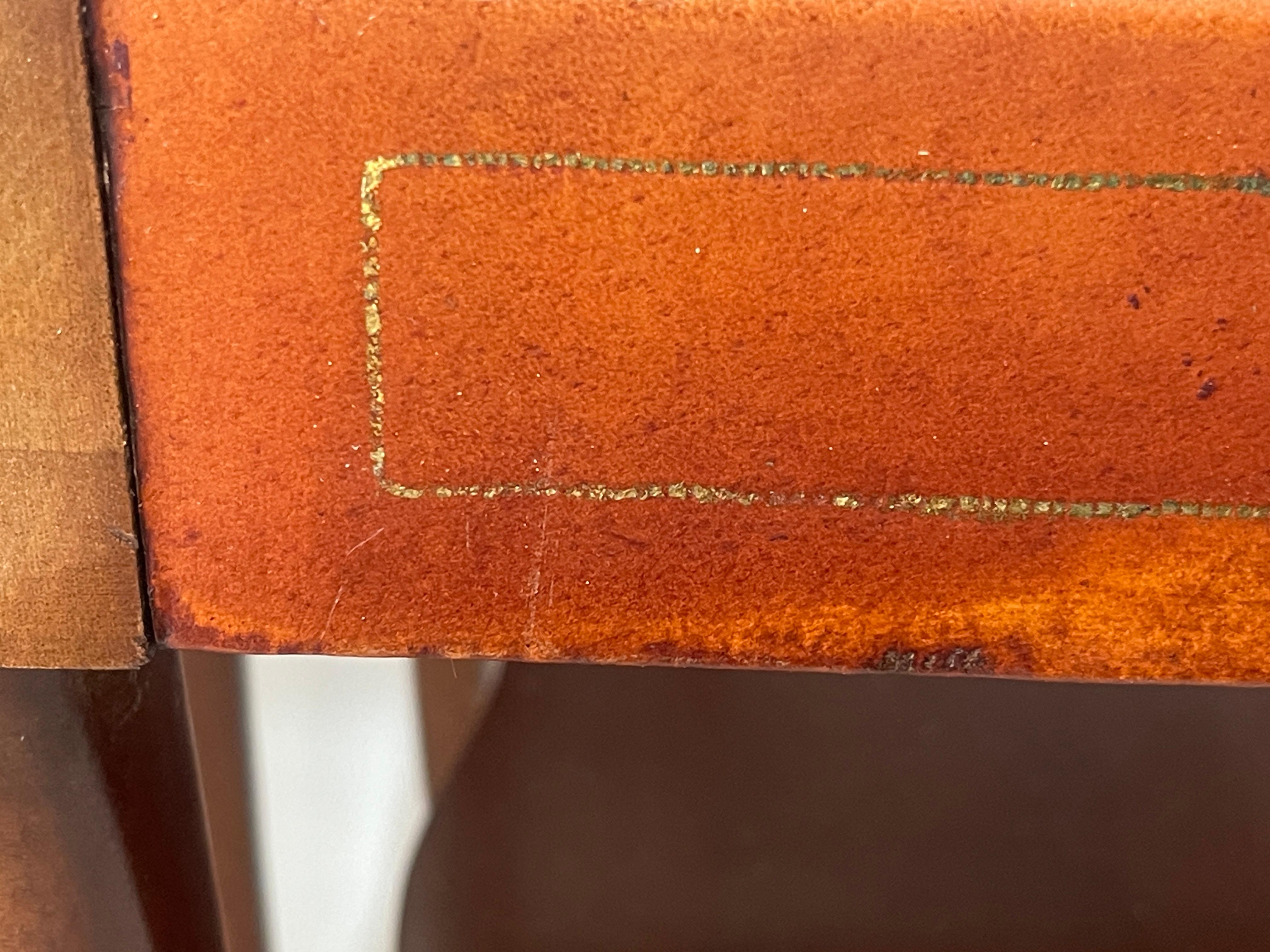 Paire de tables d'appoint à piétement Klismos, cuir toilé et bois doré en vente 5