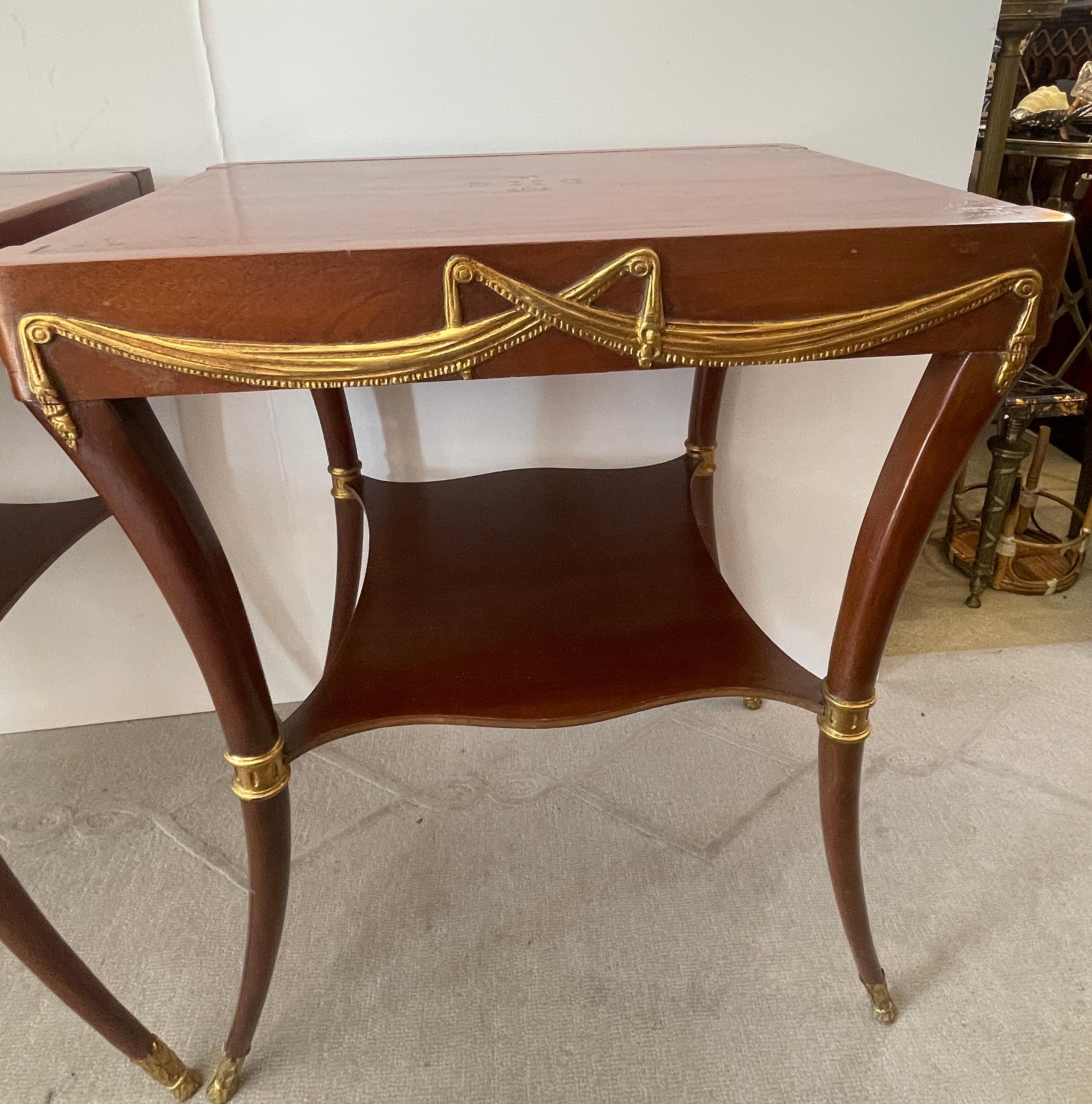 Nous venons de recevoir cette paire de tables d'appoint à pieds Klismos, en cuir tolé et bois doré, à deux niveaux et à pieds sabre.
Magnifique houppelande en bois doré avec nœuds français à l'avant et à l'arrière.
 Détails dorés sur les jambes et