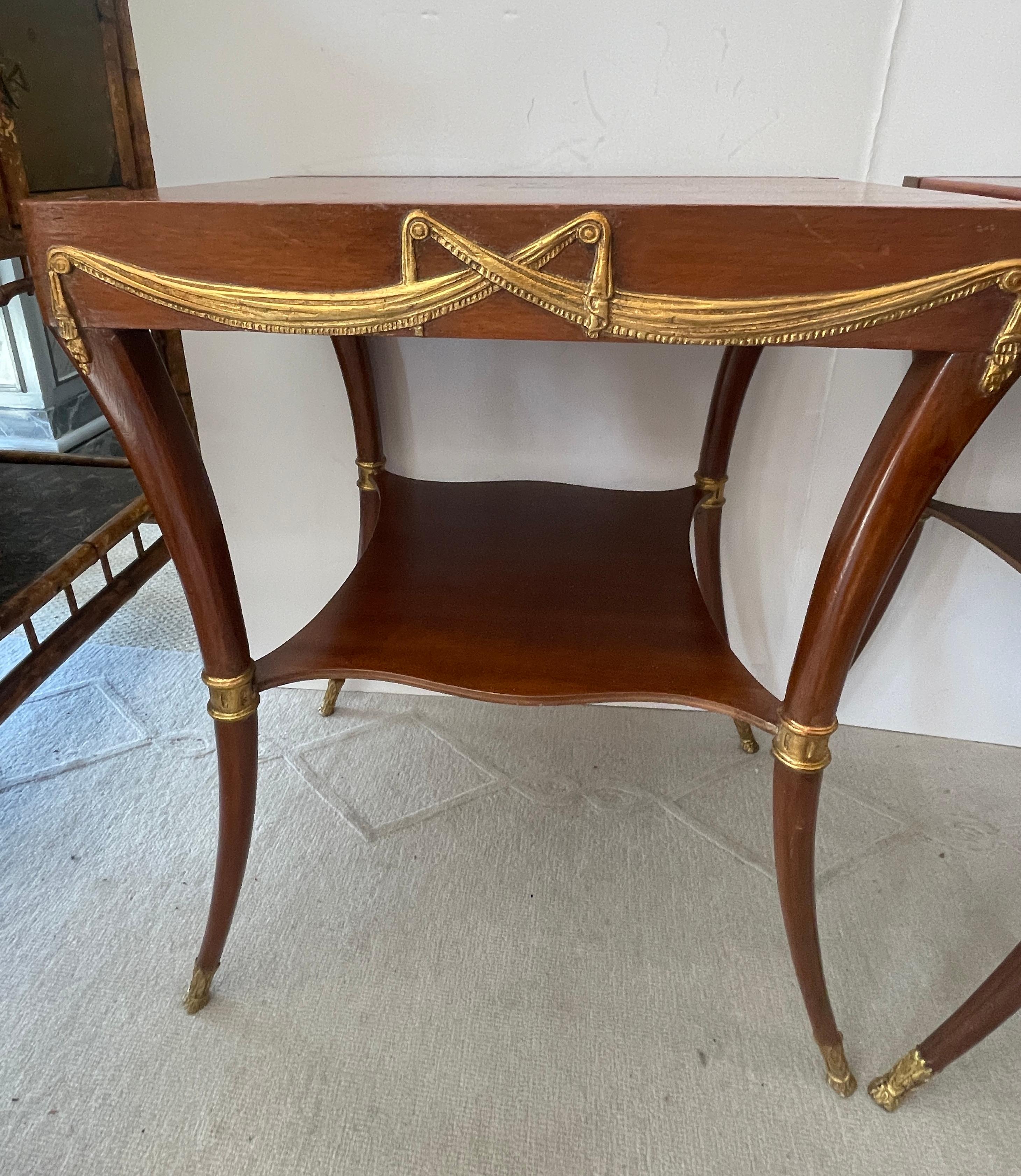 Hollywood Regency Paire de tables d'appoint à piétement Klismos, cuir toilé et bois doré en vente