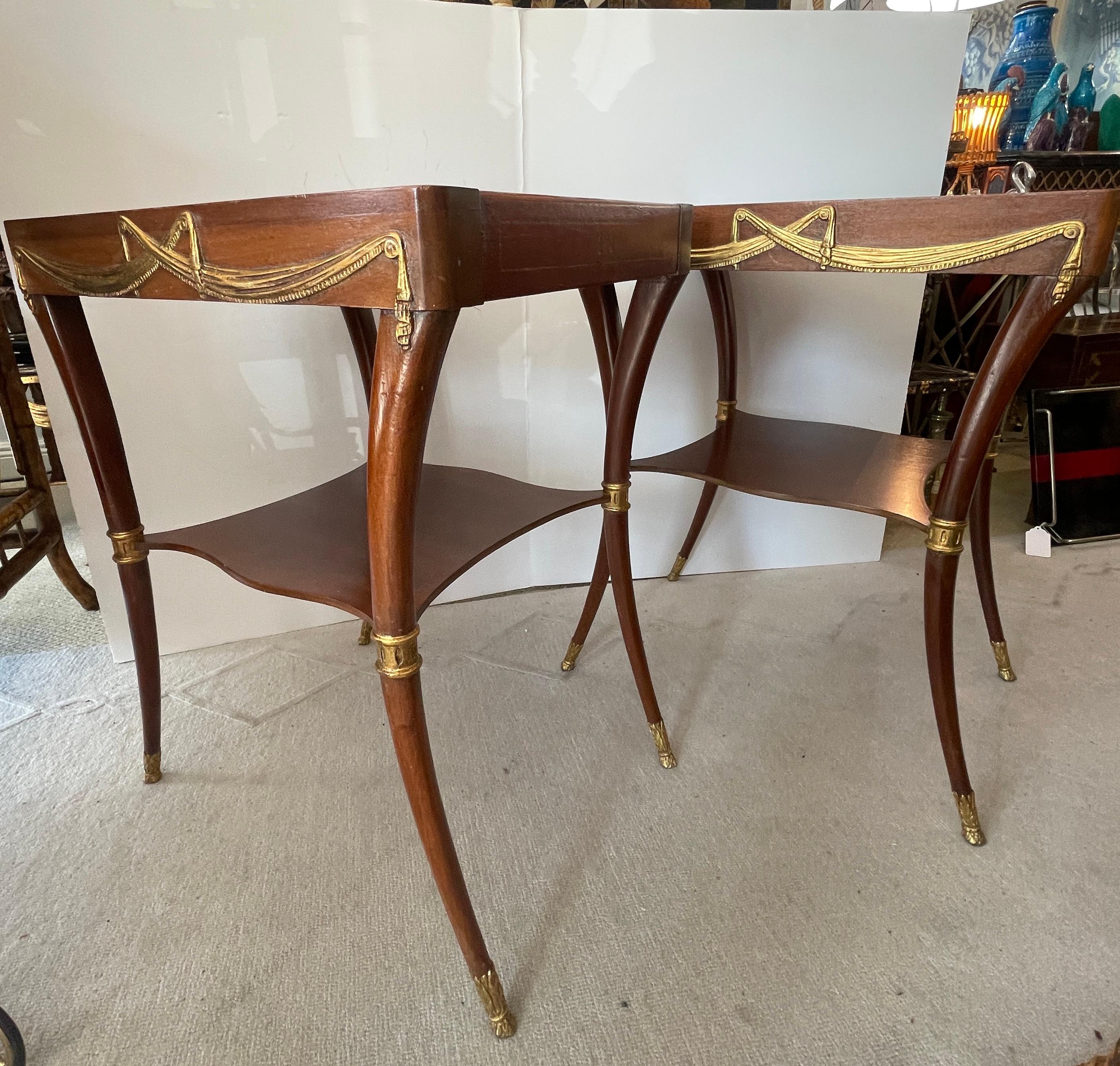 italien Paire de tables d'appoint à piétement Klismos, cuir toilé et bois doré en vente
