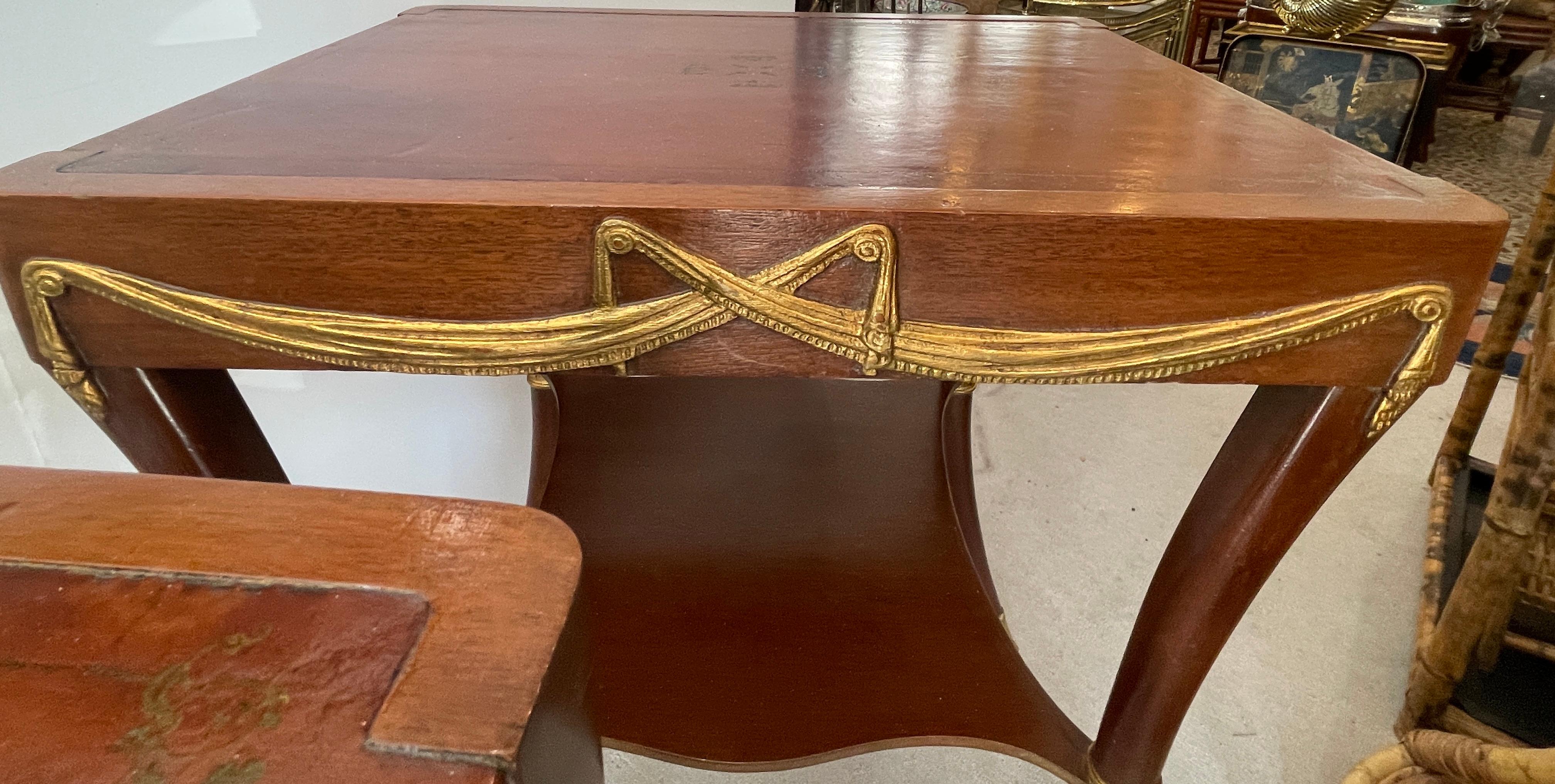 Fait main Paire de tables d'appoint à piétement Klismos, cuir toilé et bois doré en vente