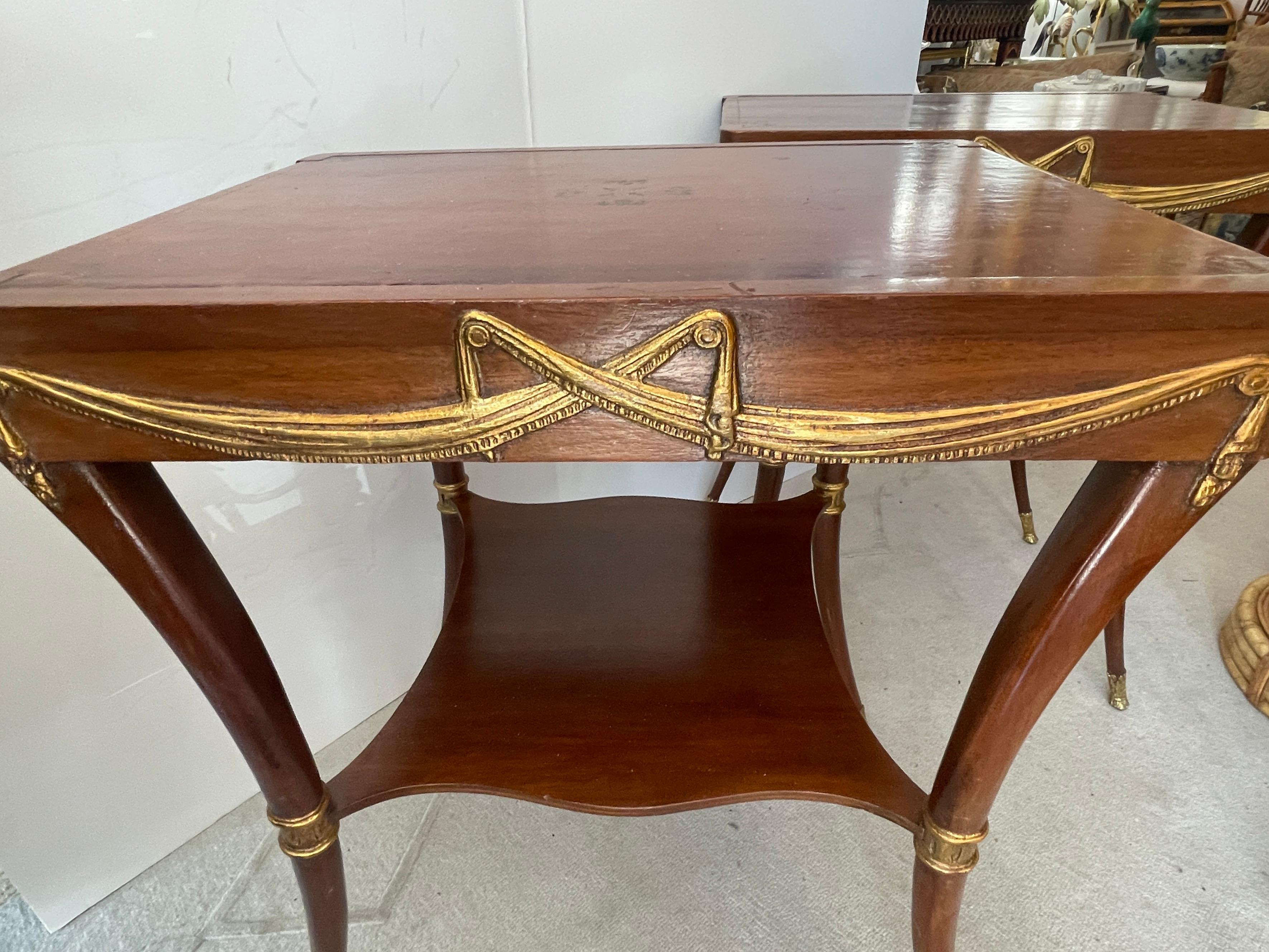 Paire de tables d'appoint à piétement Klismos, cuir toilé et bois doré Bon état - En vente à West Palm Beach, FL