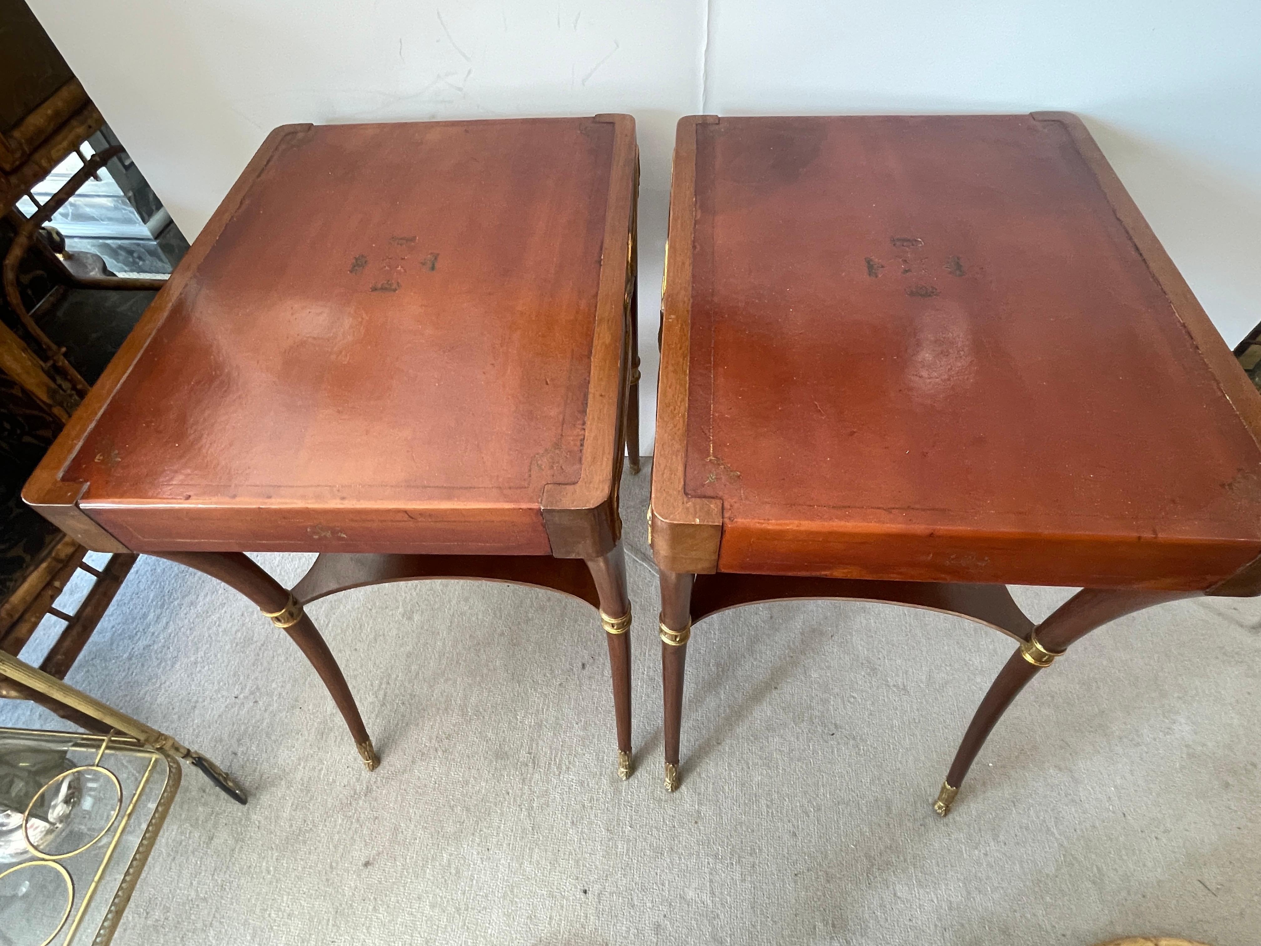 Milieu du XXe siècle Paire de tables d'appoint à piétement Klismos, cuir toilé et bois doré en vente