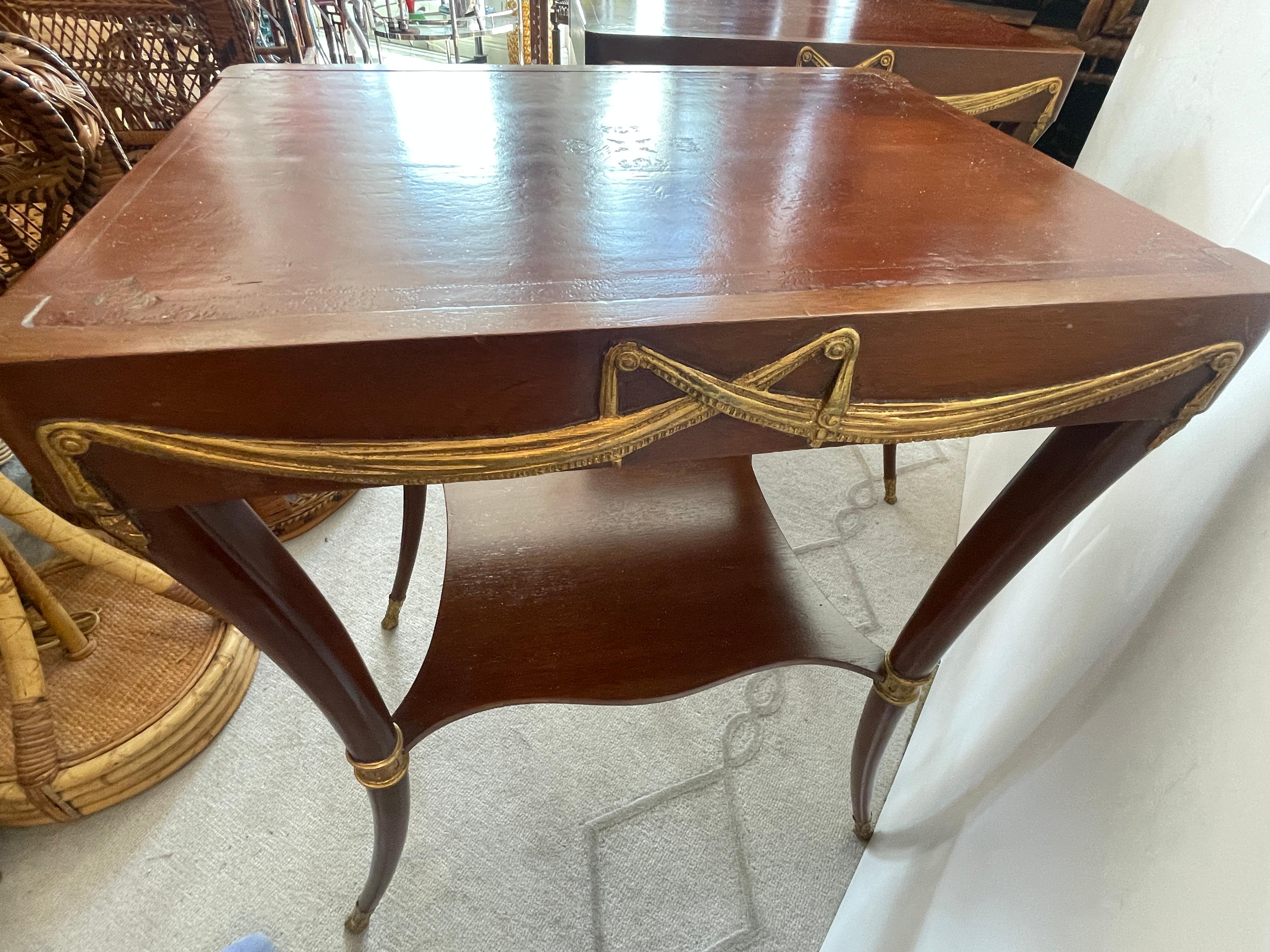 Cuir Paire de tables d'appoint à piétement Klismos, cuir toilé et bois doré en vente