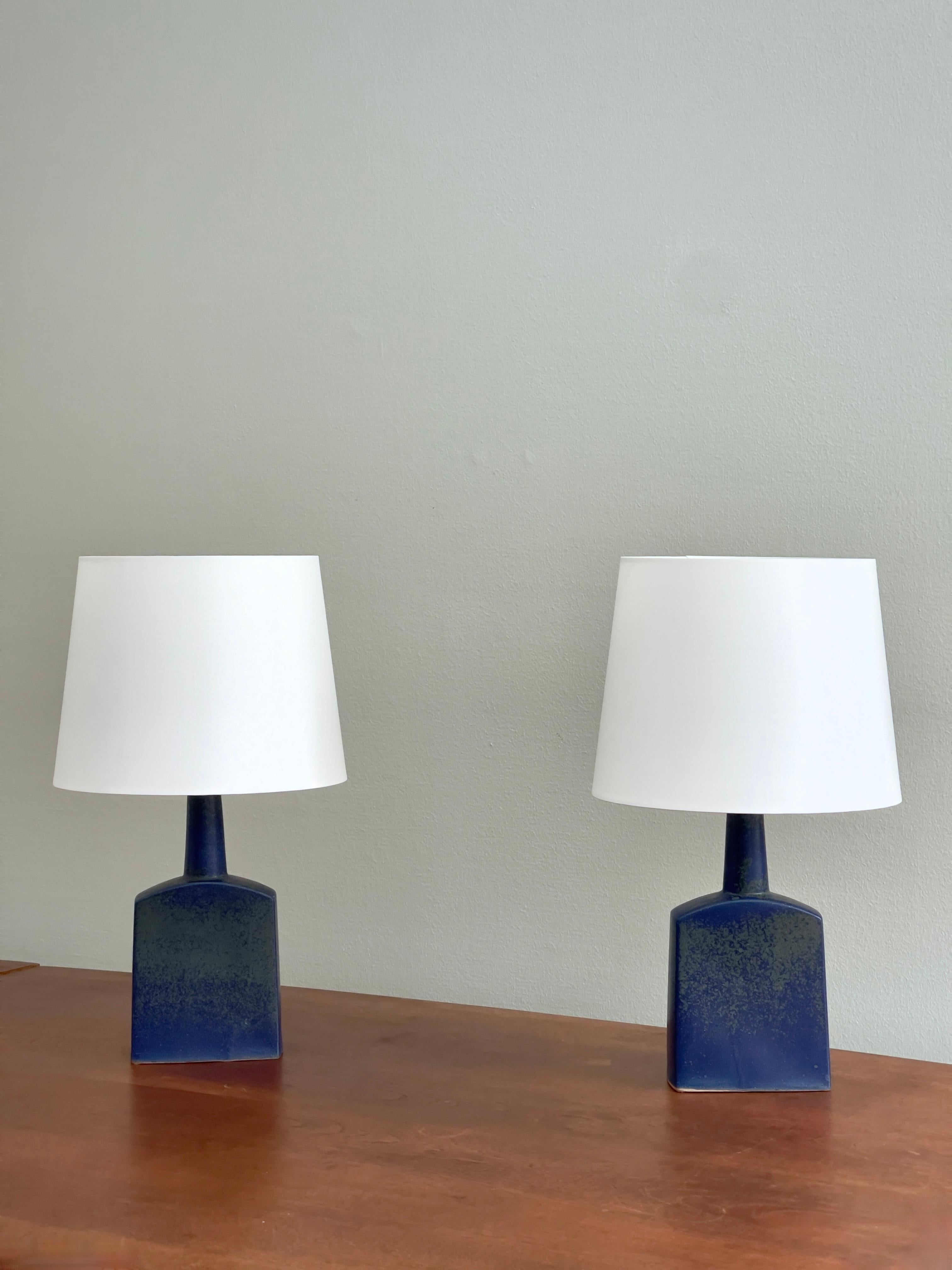 Cette paire de lampes de table en céramique Knapstrup, produite sur l'île danoise de Bornholm dans les années 1960, illustre l'élégance minimaliste et l'artisanat raffiné caractéristiques du design scandinave du milieu du siècle. Les formes des