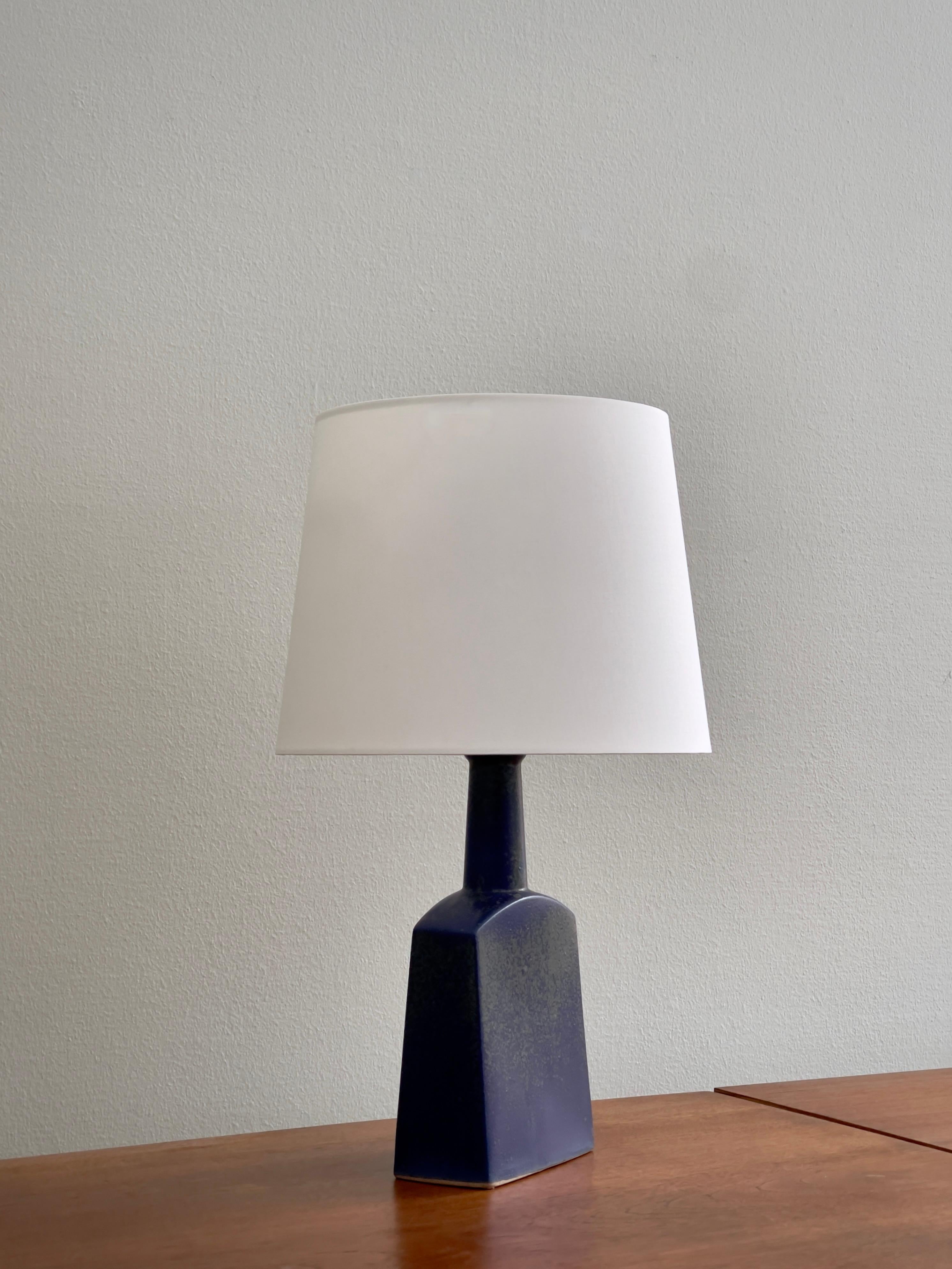 Scandinave moderne Paire de lampes de table en grès de Knapstrup, bleu marine et vert, émaillées, Danemark, années 1960. en vente