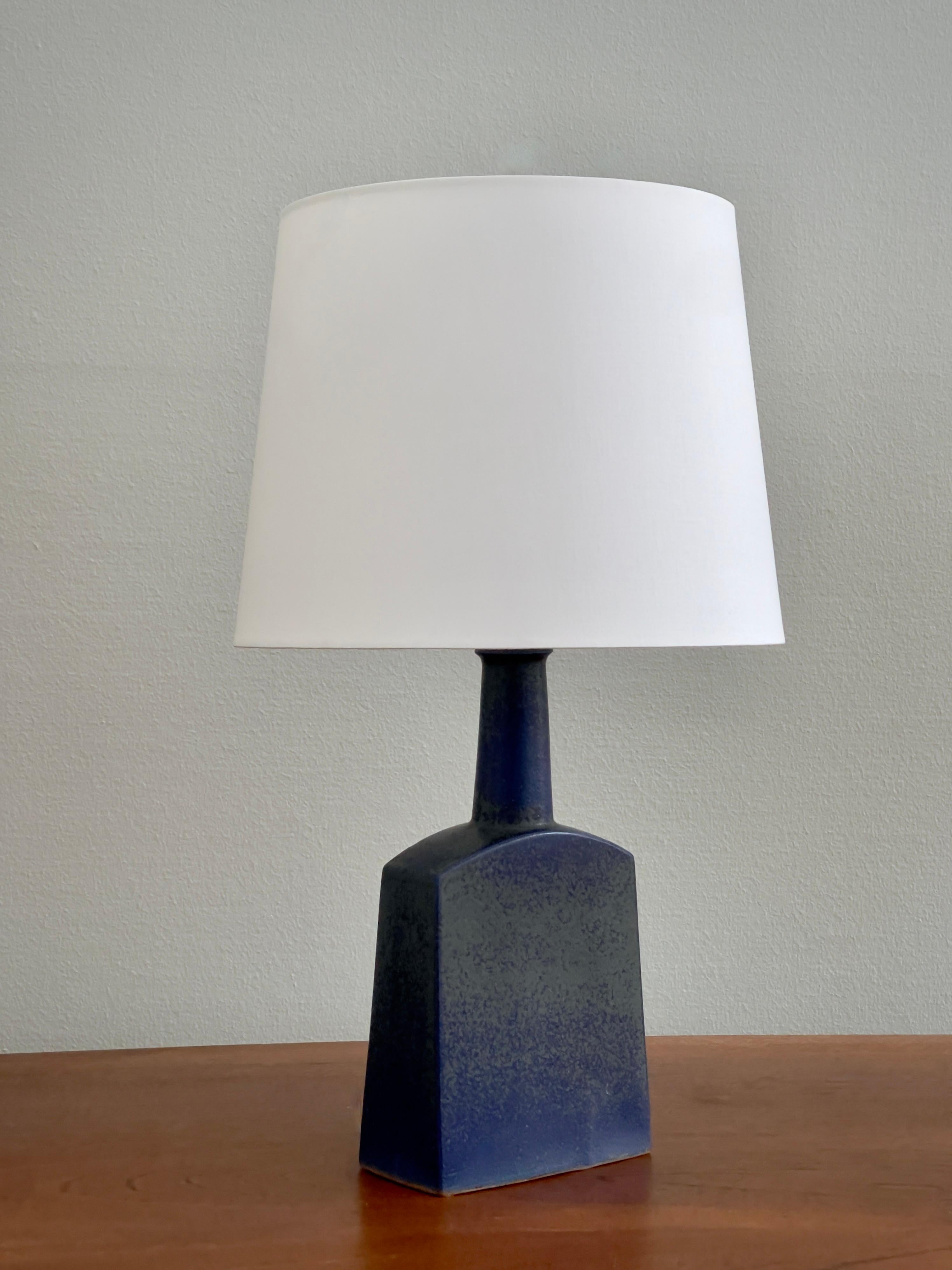 Fait main Paire de lampes de table en grès de Knapstrup, bleu marine et vert, émaillées, Danemark, années 1960. en vente