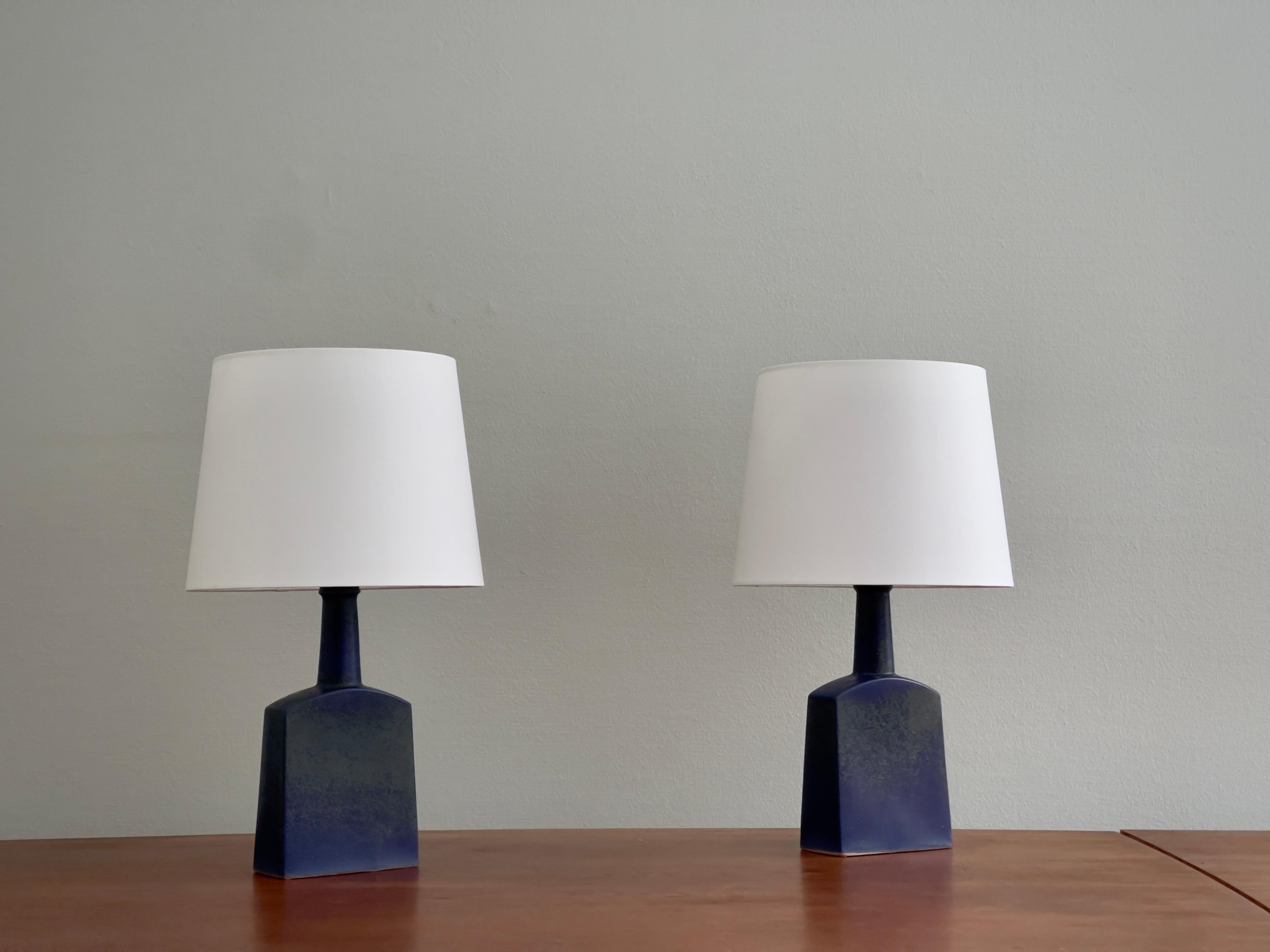 Paire de lampes de table en grès de Knapstrup, bleu marine et vert, émaillées, Danemark, années 1960. Excellent état - En vente à København K, 84