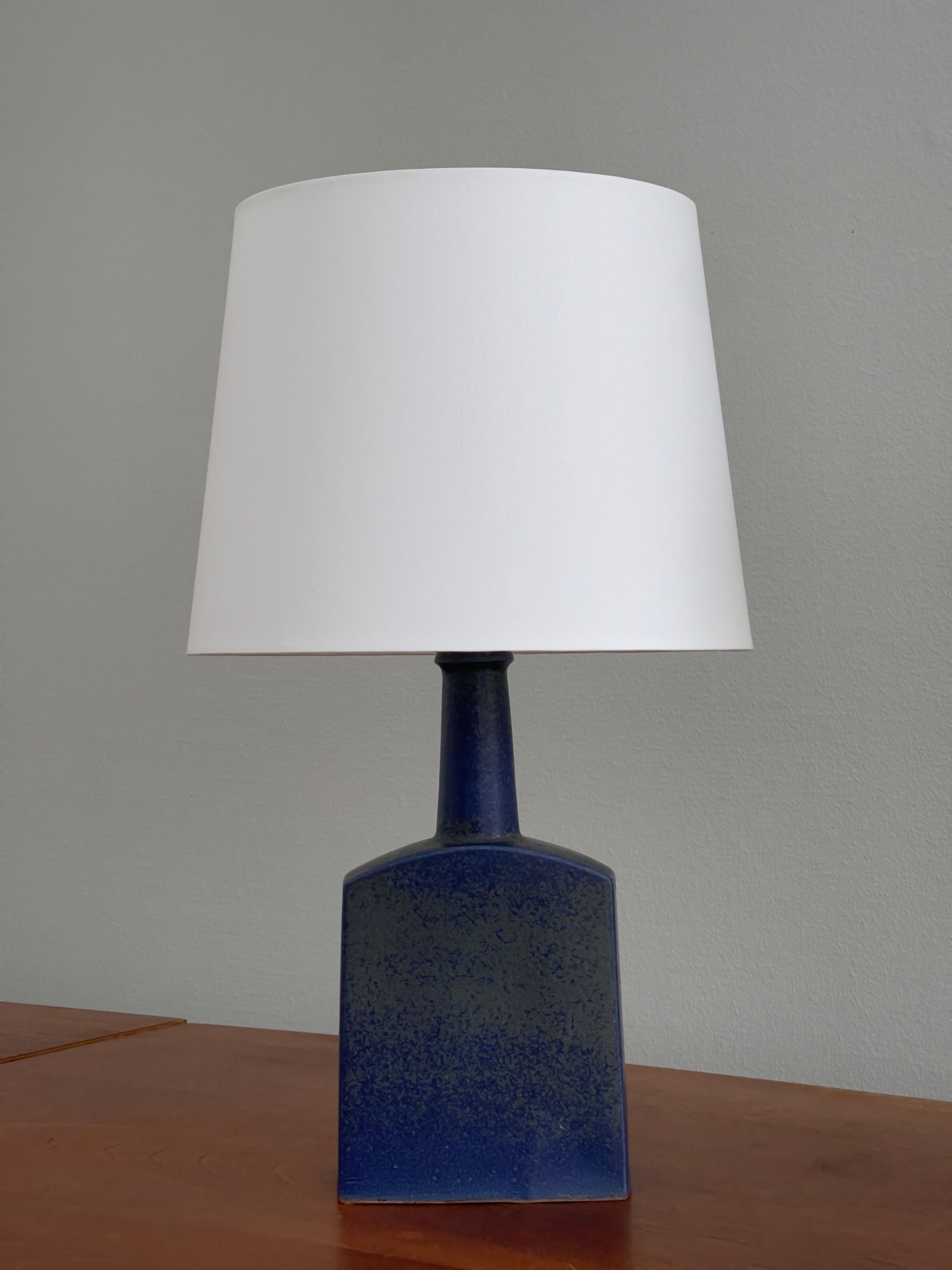 Milieu du XXe siècle Paire de lampes de table en grès de Knapstrup, bleu marine et vert, émaillées, Danemark, années 1960. en vente