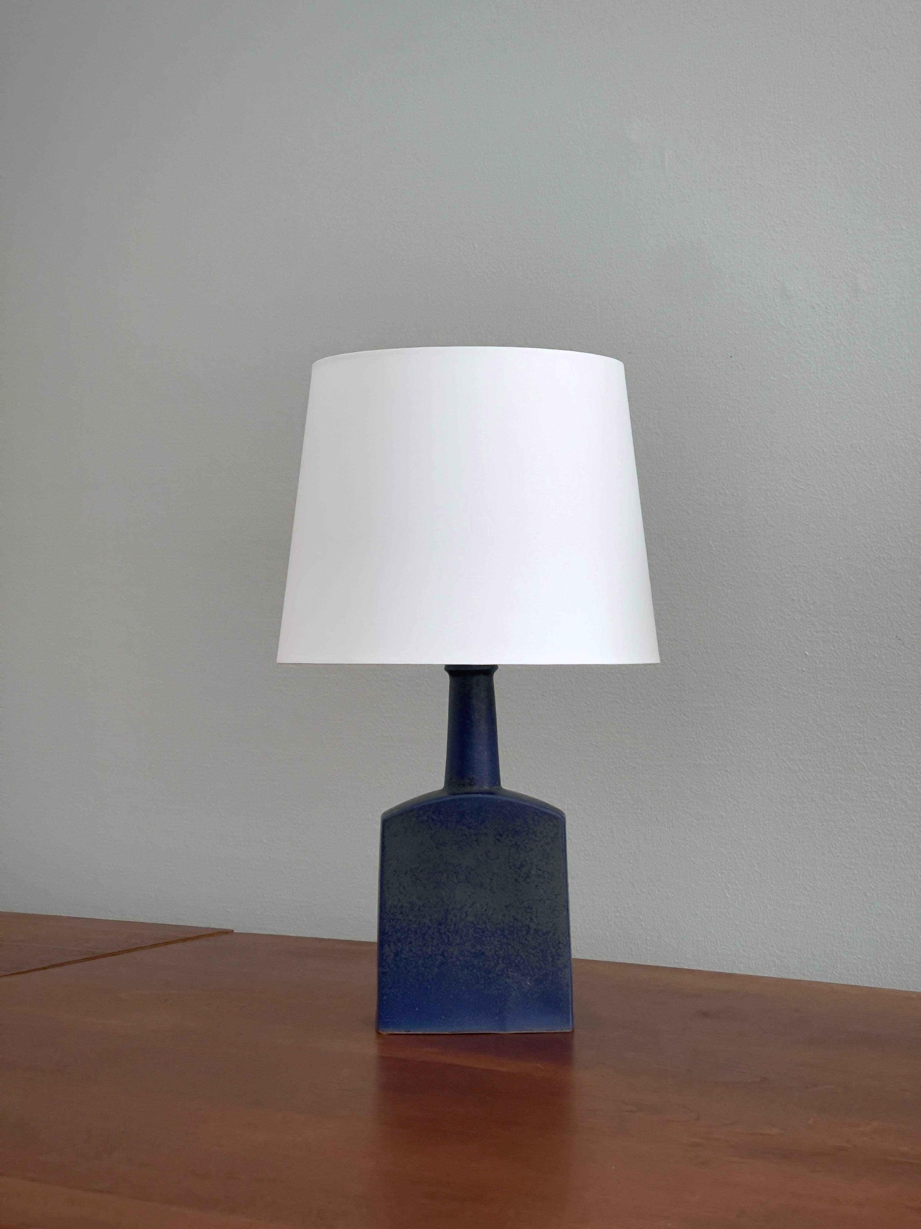 Céramique Paire de lampes de table en grès de Knapstrup, bleu marine et vert, émaillées, Danemark, années 1960. en vente